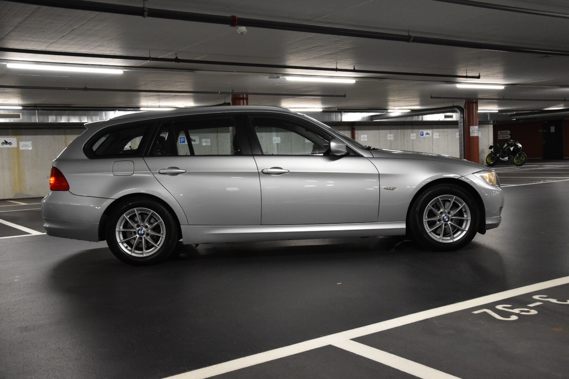 BMW 320d xDrive Touring-image-8