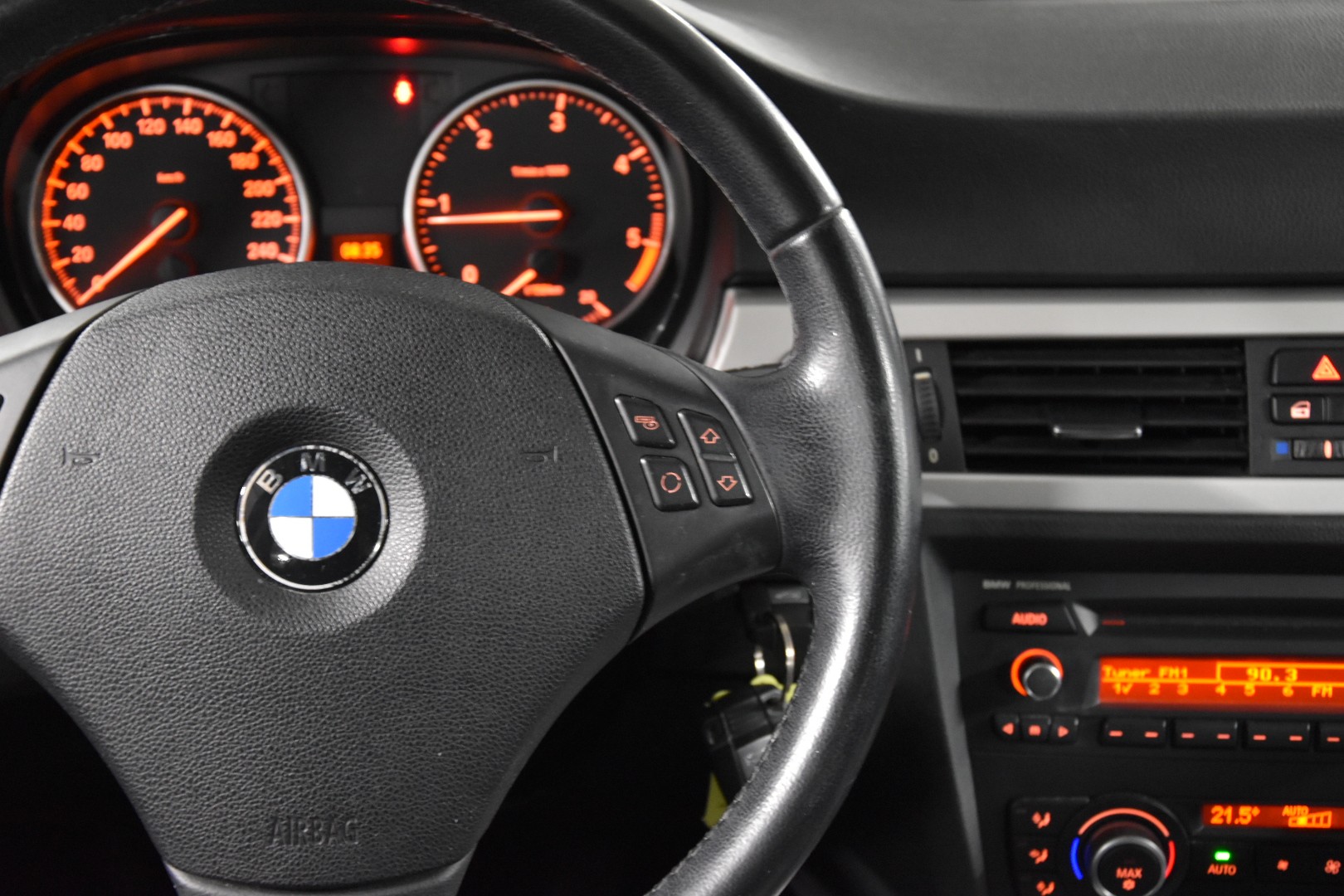 BMW 320d xDrive Touring-image-14