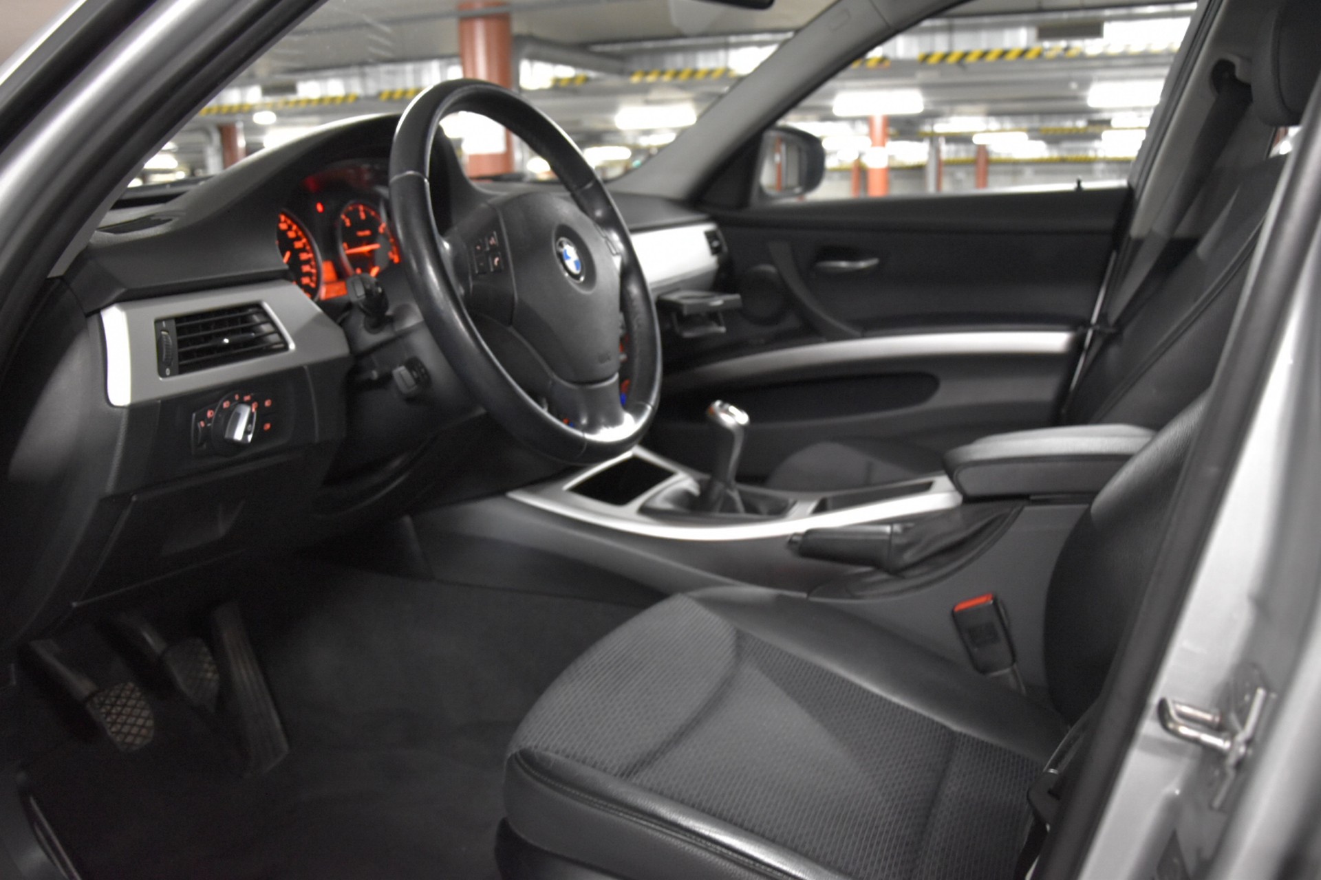 BMW 320d xDrive Touring-image-19