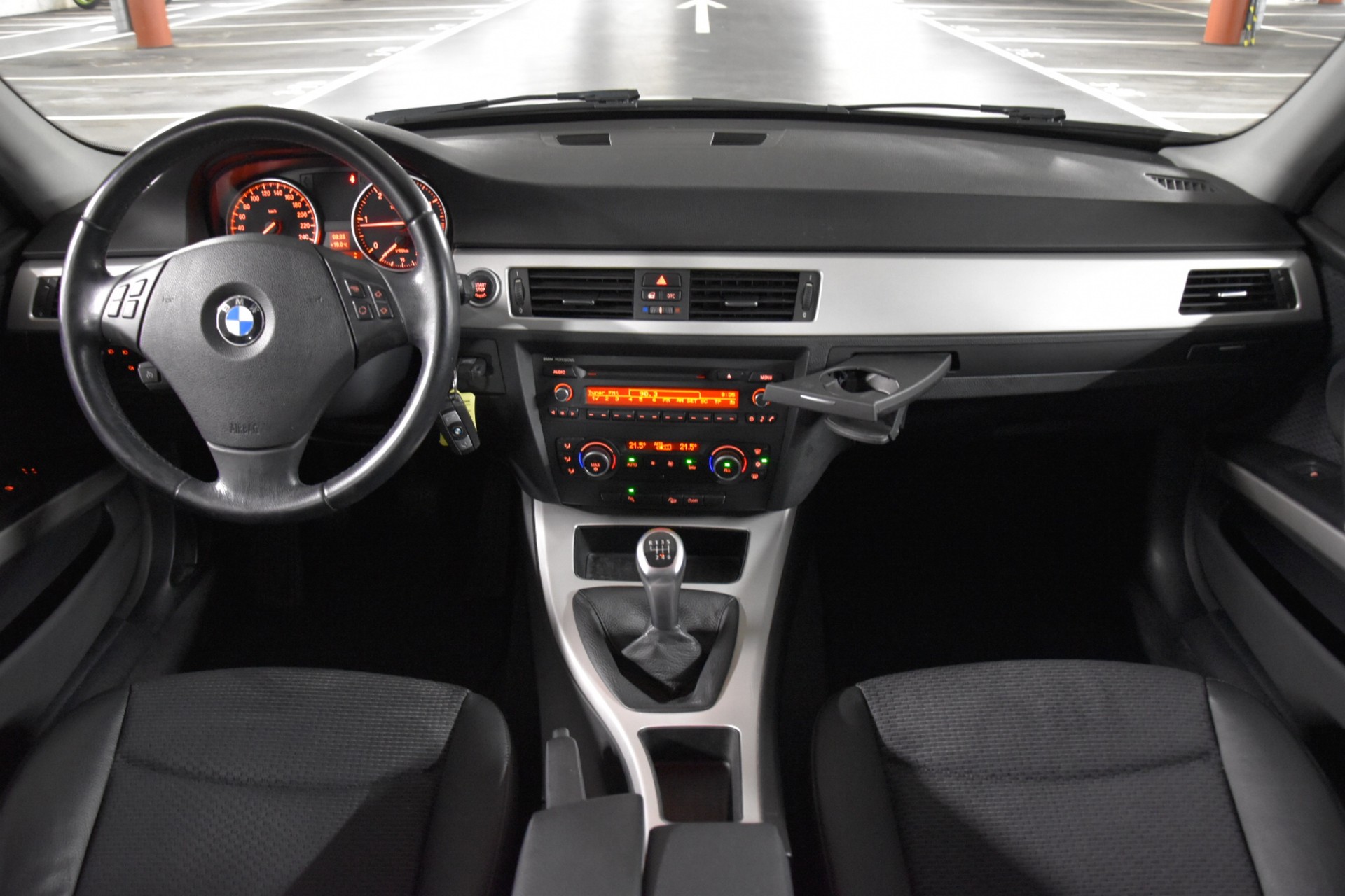 BMW 320d xDrive Touring-image-10