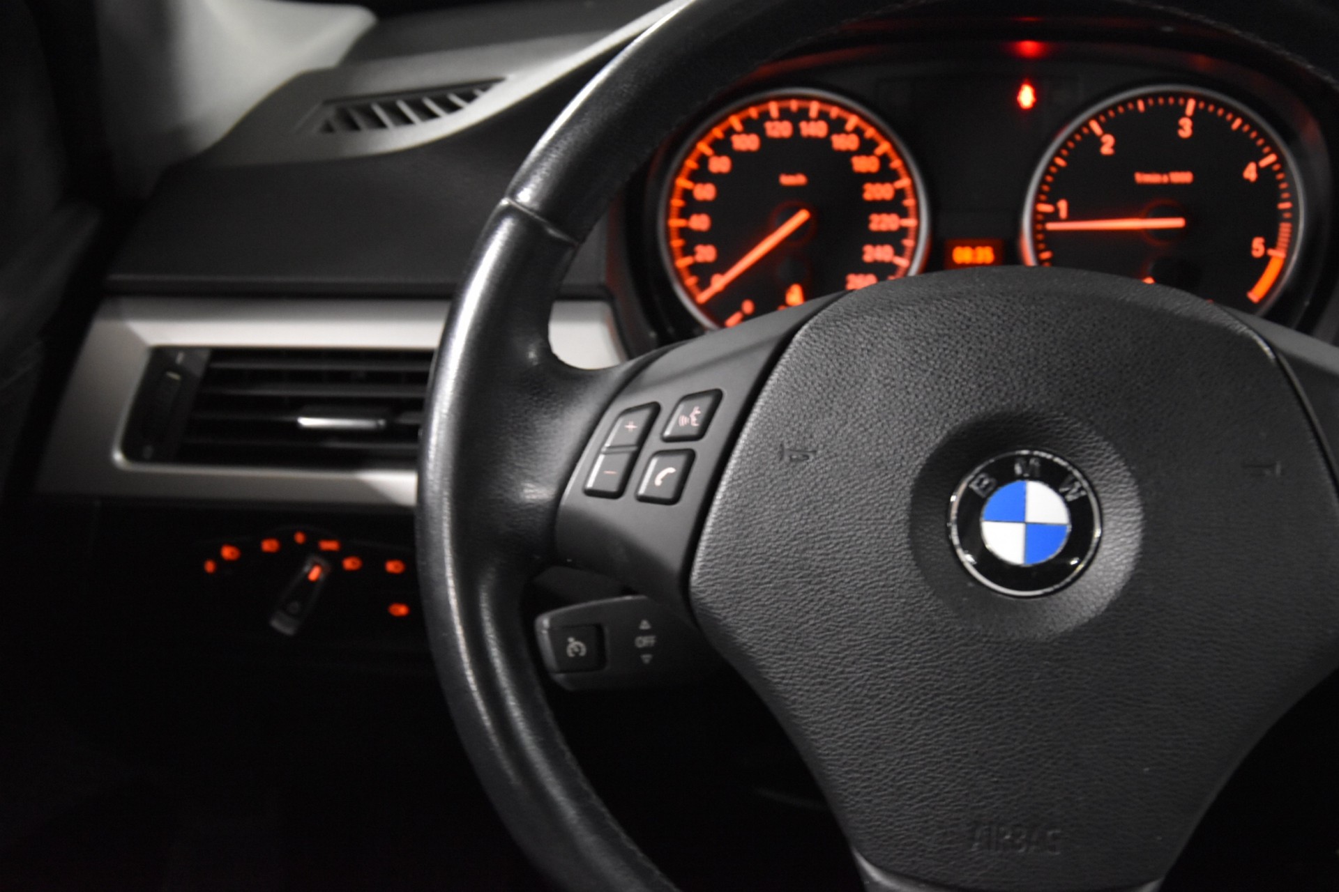 BMW 320d xDrive Touring-image-13