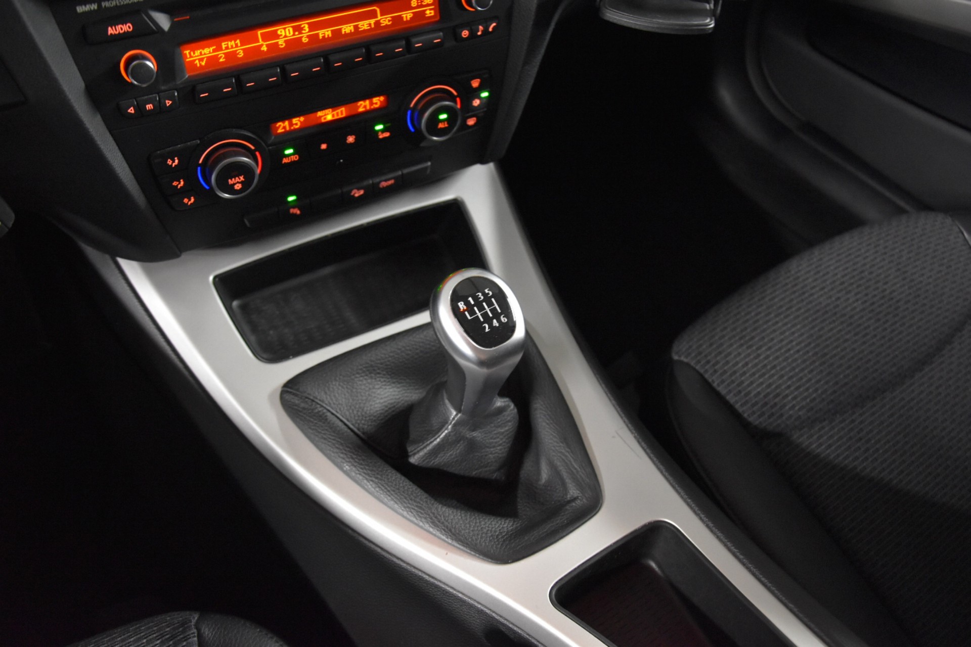 BMW 320d xDrive Touring-image-16