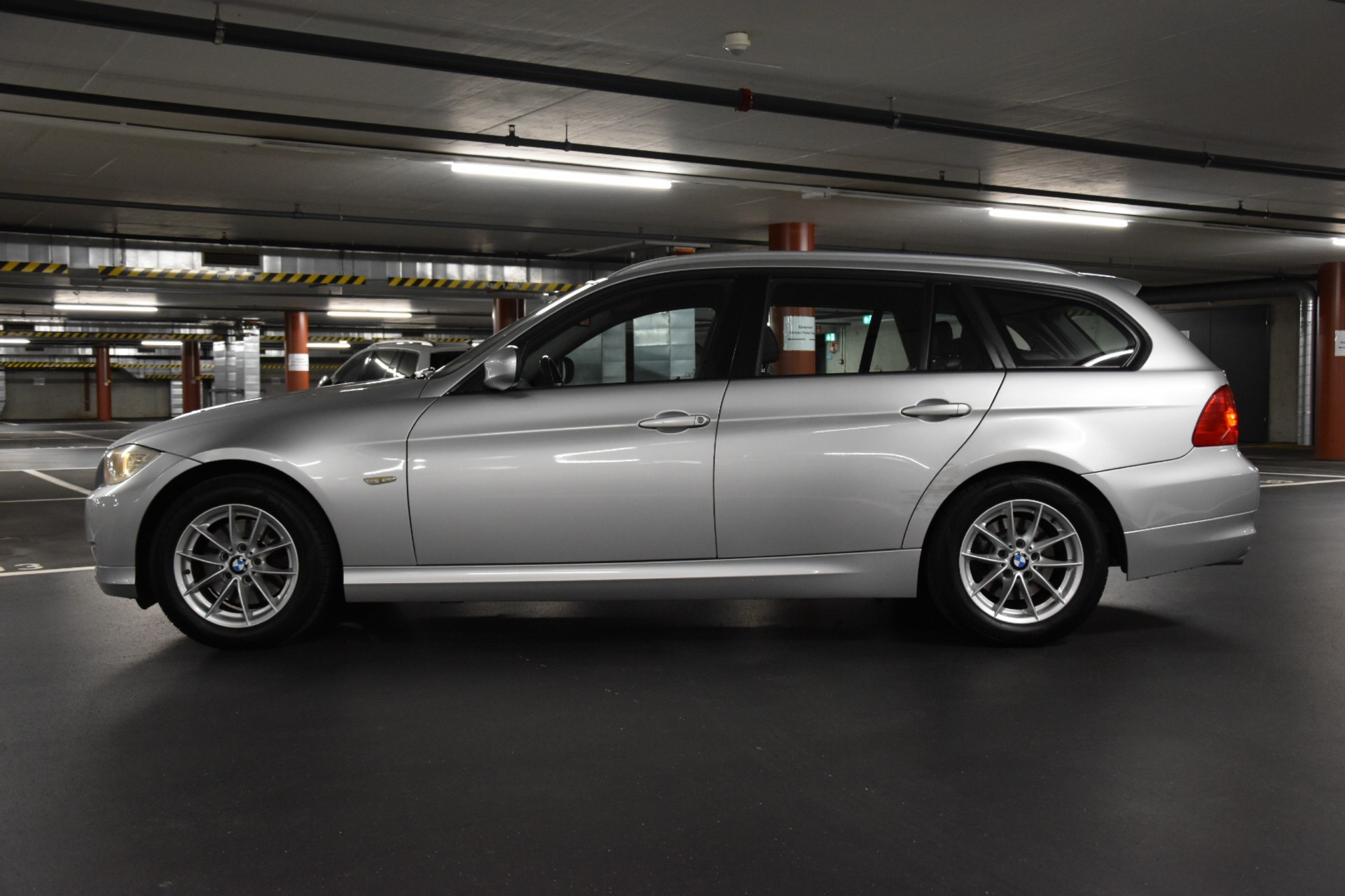 BMW 320d xDrive Touring-image-3