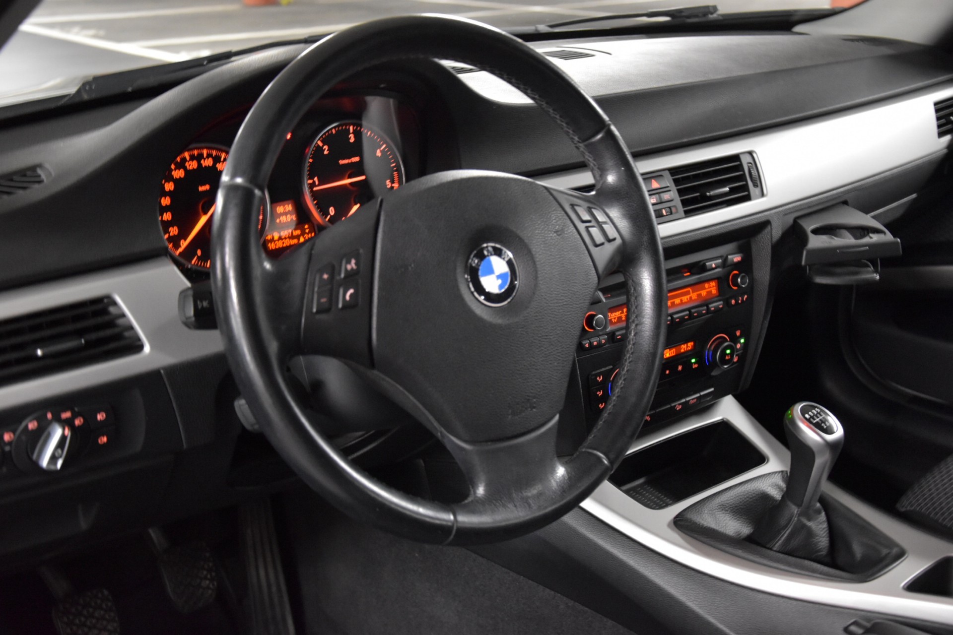 BMW 320d xDrive Touring-image-18