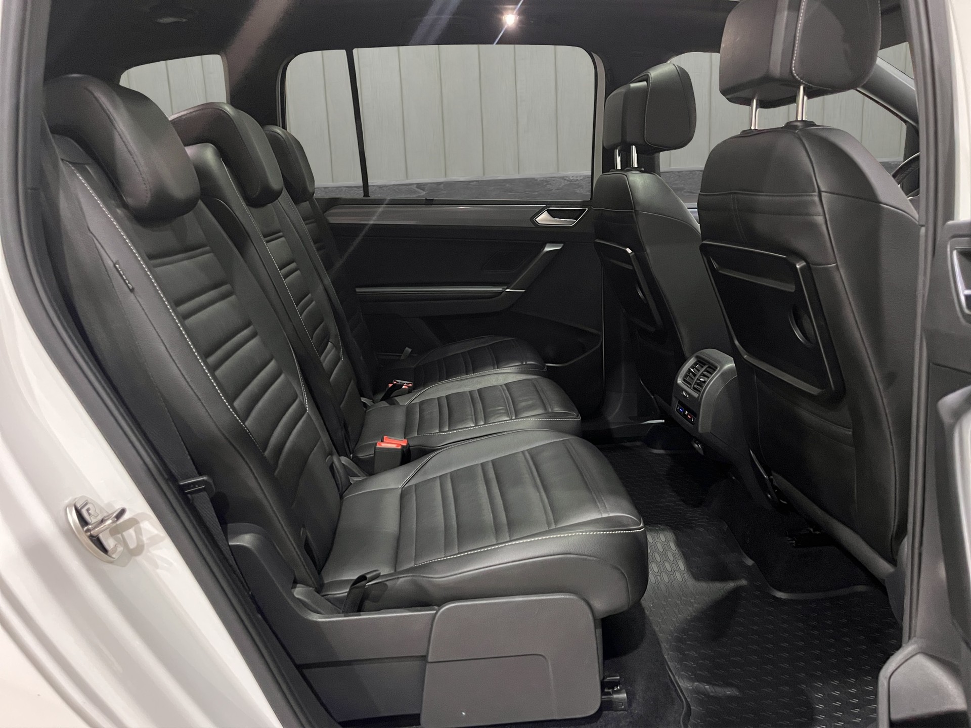 VW Touran 1.8 TSI R-LINE BlueMotion Technology Highline DSG 7 Places-image-17