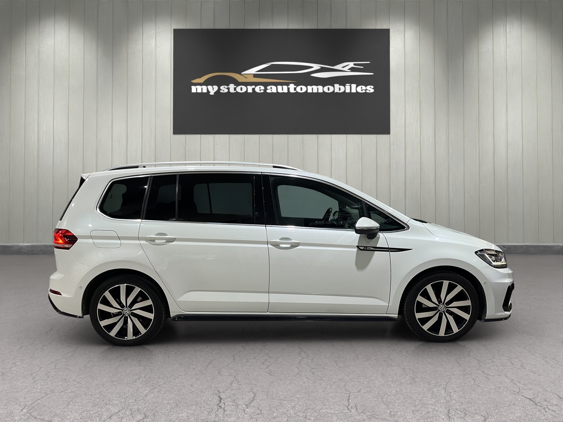 VW Touran 1.8 TSI R-LINE BlueMotion Technology Highline DSG 7 Places-image-4