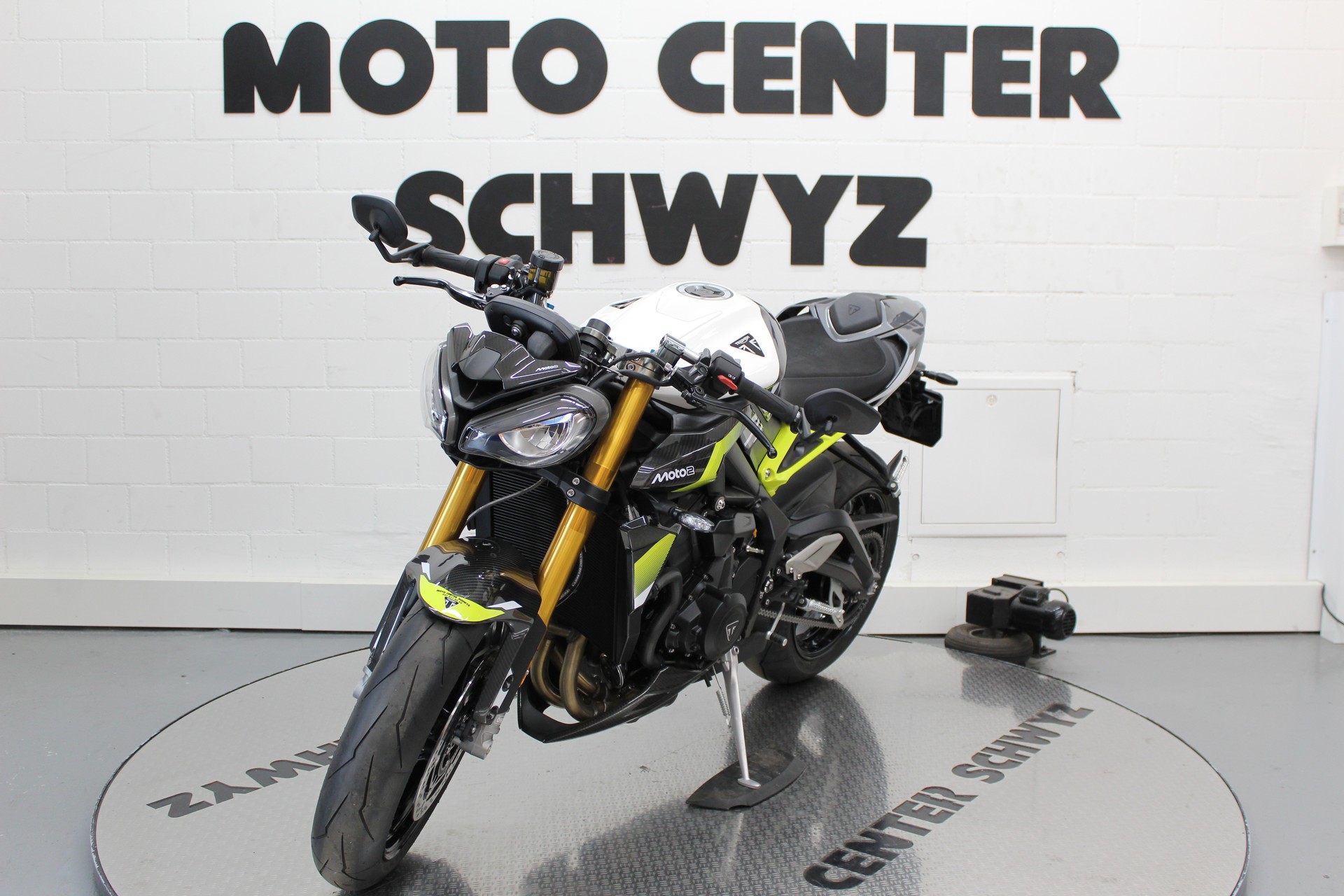TRIUMPH Street Triple Moto2 765-showroom-element-3