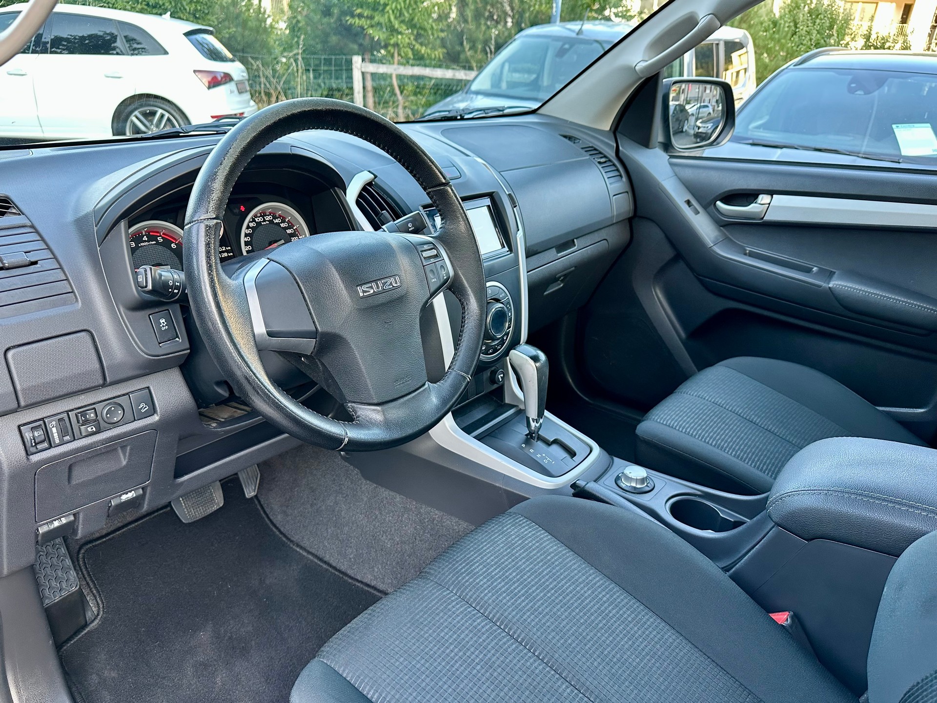 ISUZU D-MAX 1.9 SpaceCab Solar 4x4 A-image-9