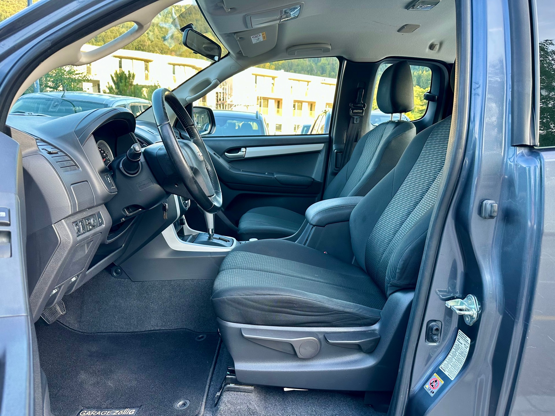 ISUZU D-MAX 1.9 SpaceCab Solar 4x4 A-image-10