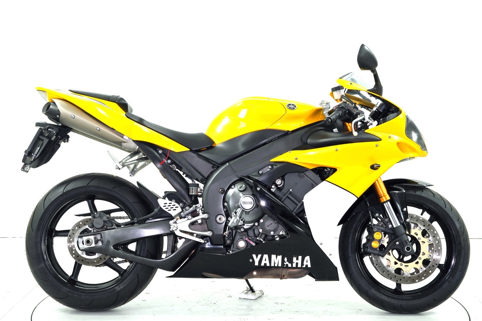 YAMAHA YZF-R1-showroom-element-3