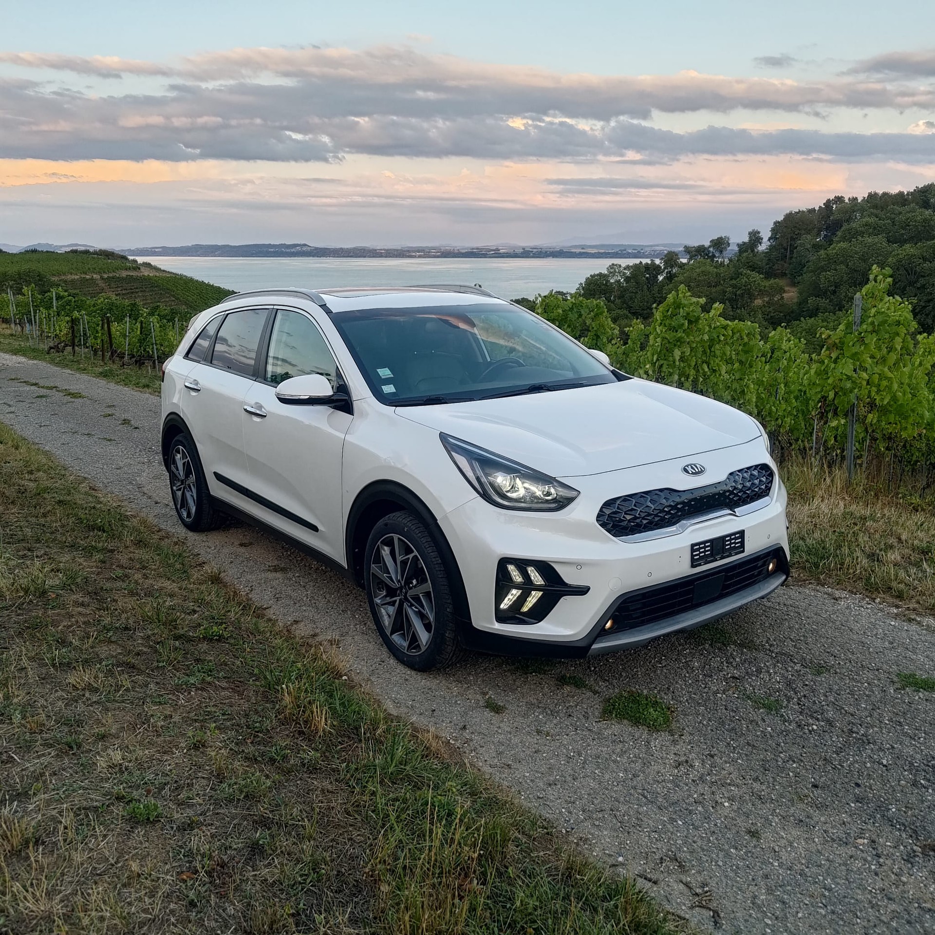 KIA 1.6 GDi Hybrid Premium Pack Cool-image-0