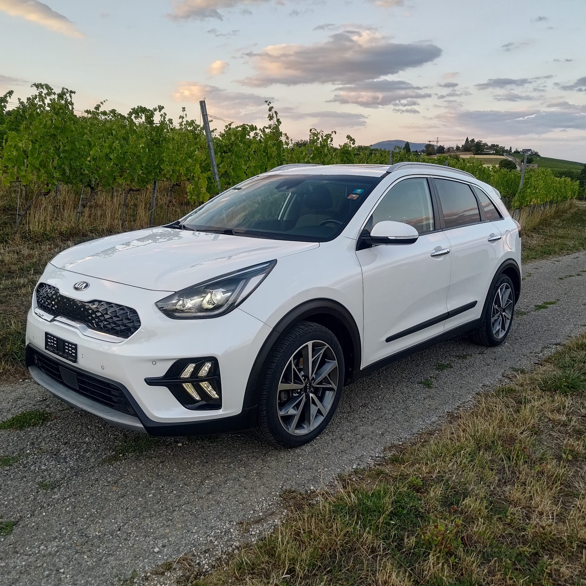 KIA 1.6 GDi Hybrid Premium Pack Cool-image-1