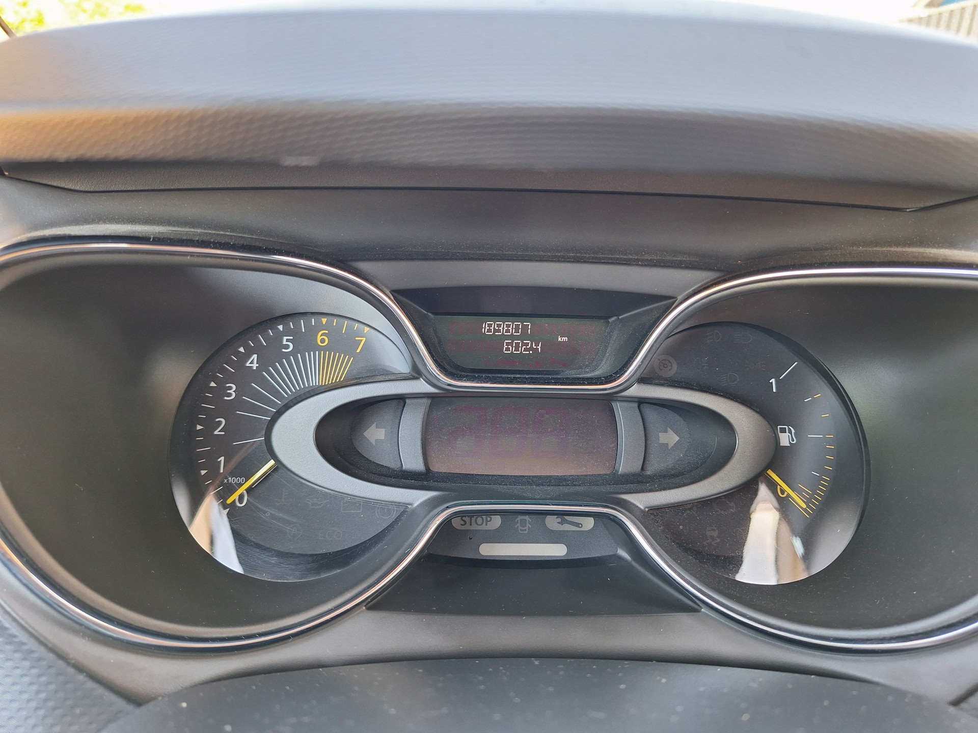 RENAULT Captur 1.2 T 16V Privilège EDC-image-11