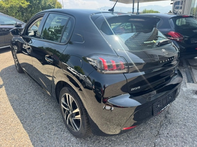 PEUGEOT 208 1.2 PureTech Allure EAT8-image-2