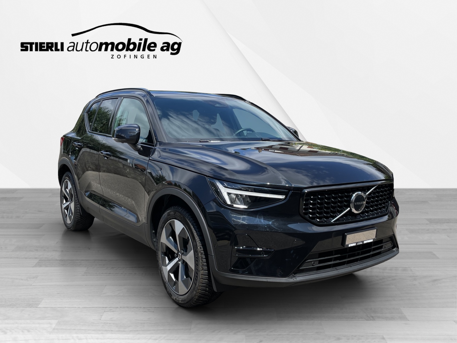 VOLVO XC40 2.0 B3 MH Plus Dark-image-2