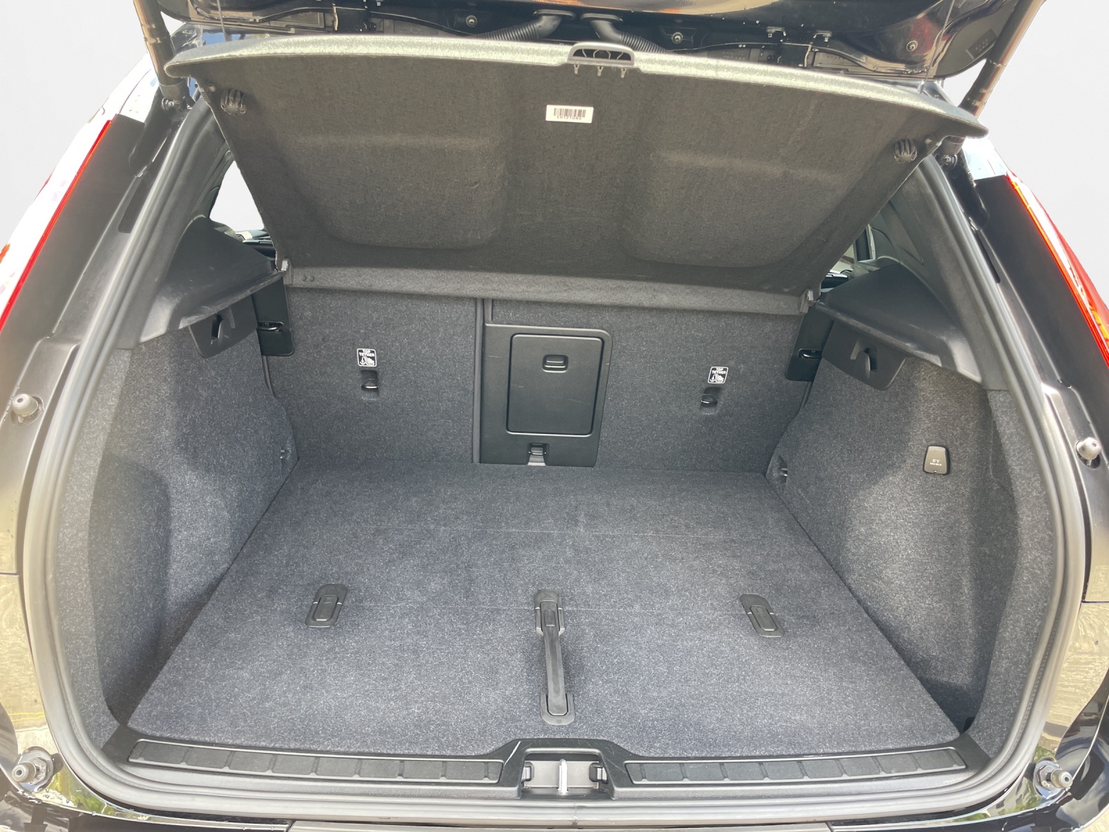 VOLVO XC40 2.0 B3 MH Plus Dark-image-14