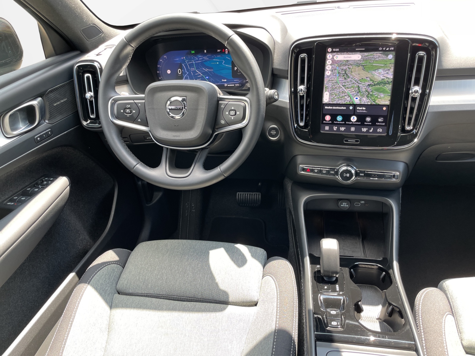 VOLVO XC40 2.0 B3 MH Plus Dark-image-12
