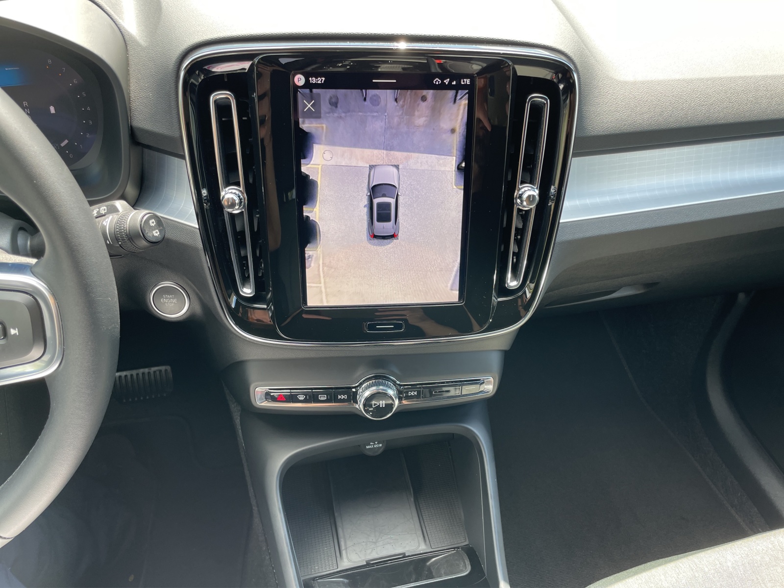 VOLVO XC40 2.0 B3 MH Plus Dark-image-16