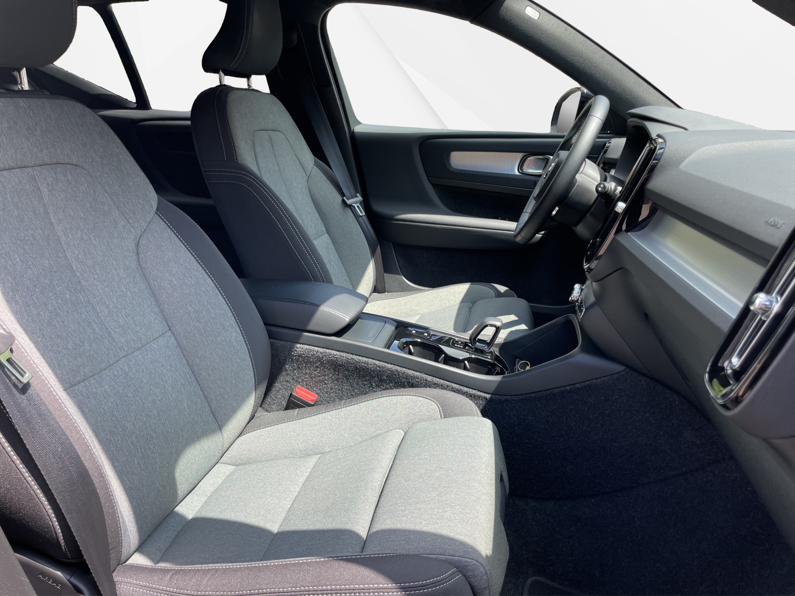 VOLVO XC40 2.0 B3 MH Plus Dark-image-17