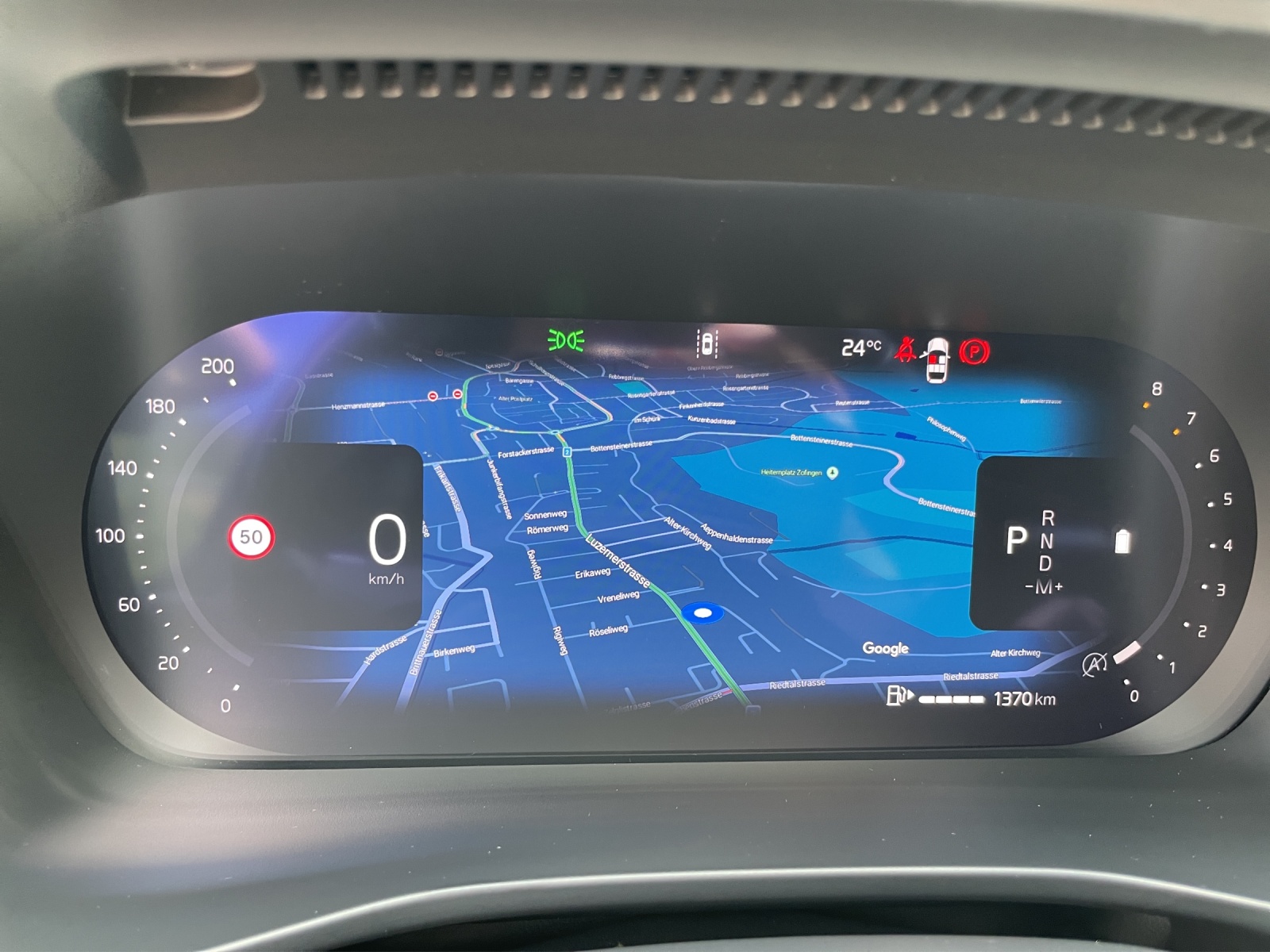 VOLVO XC40 2.0 B3 MH Plus Dark-image-15