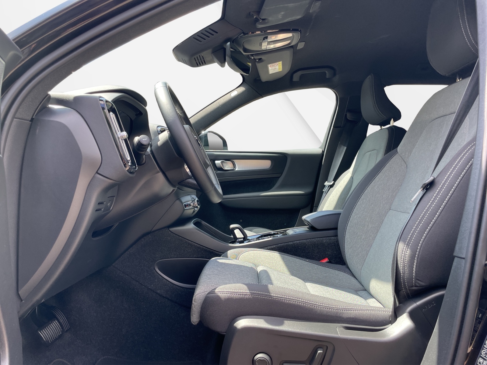 VOLVO XC40 2.0 B3 MH Plus Dark-image-9
