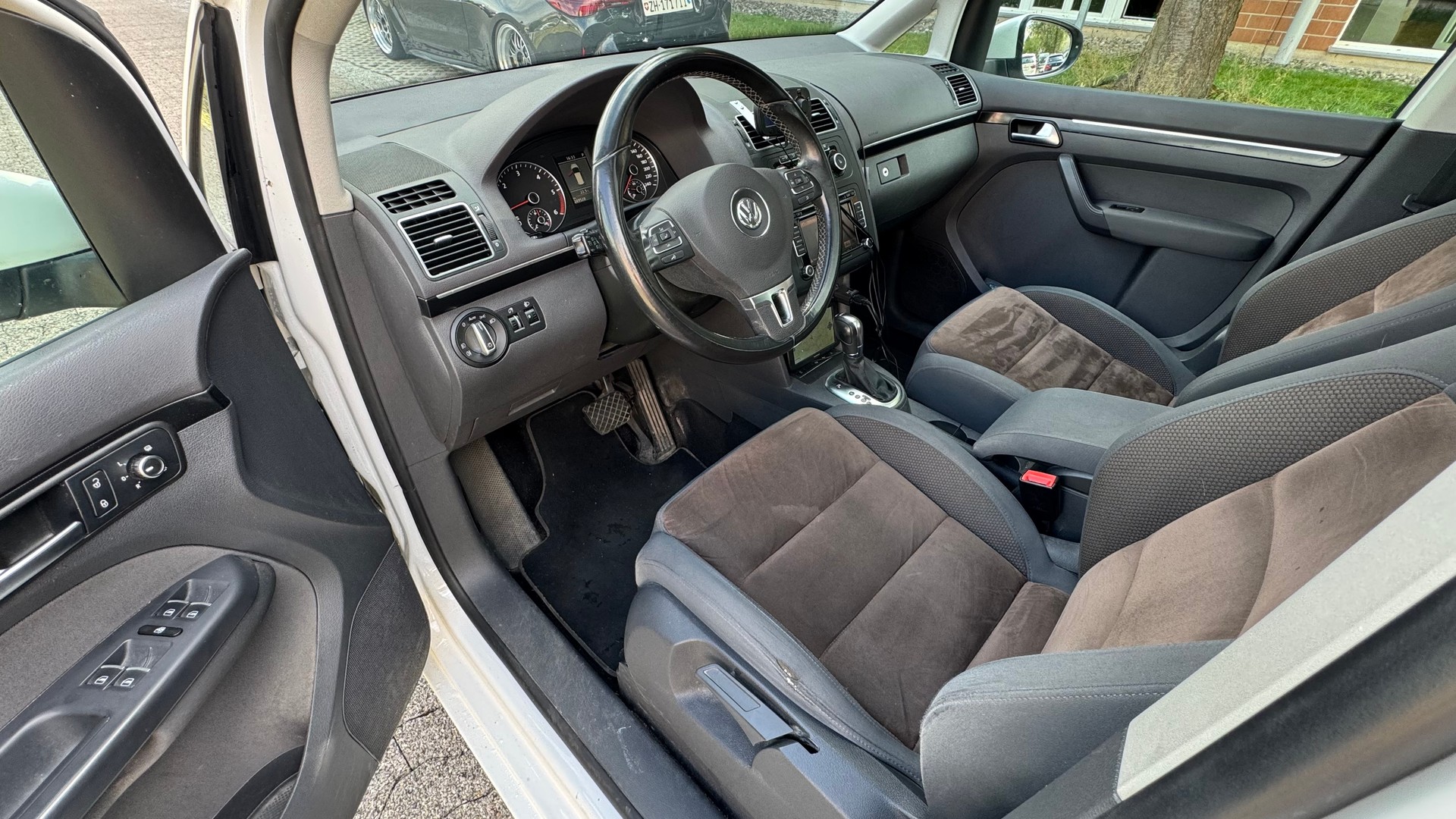 VW Touran 2.0 TDI Highline DSG-image-5