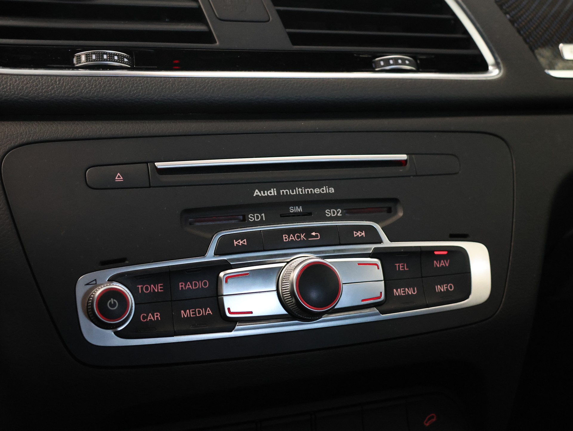 AUDI RS Q3 2.5 TFSI performance quattro S-tronic *Bose* *Sitzheizung* *Rückfahrkamera*-image-21