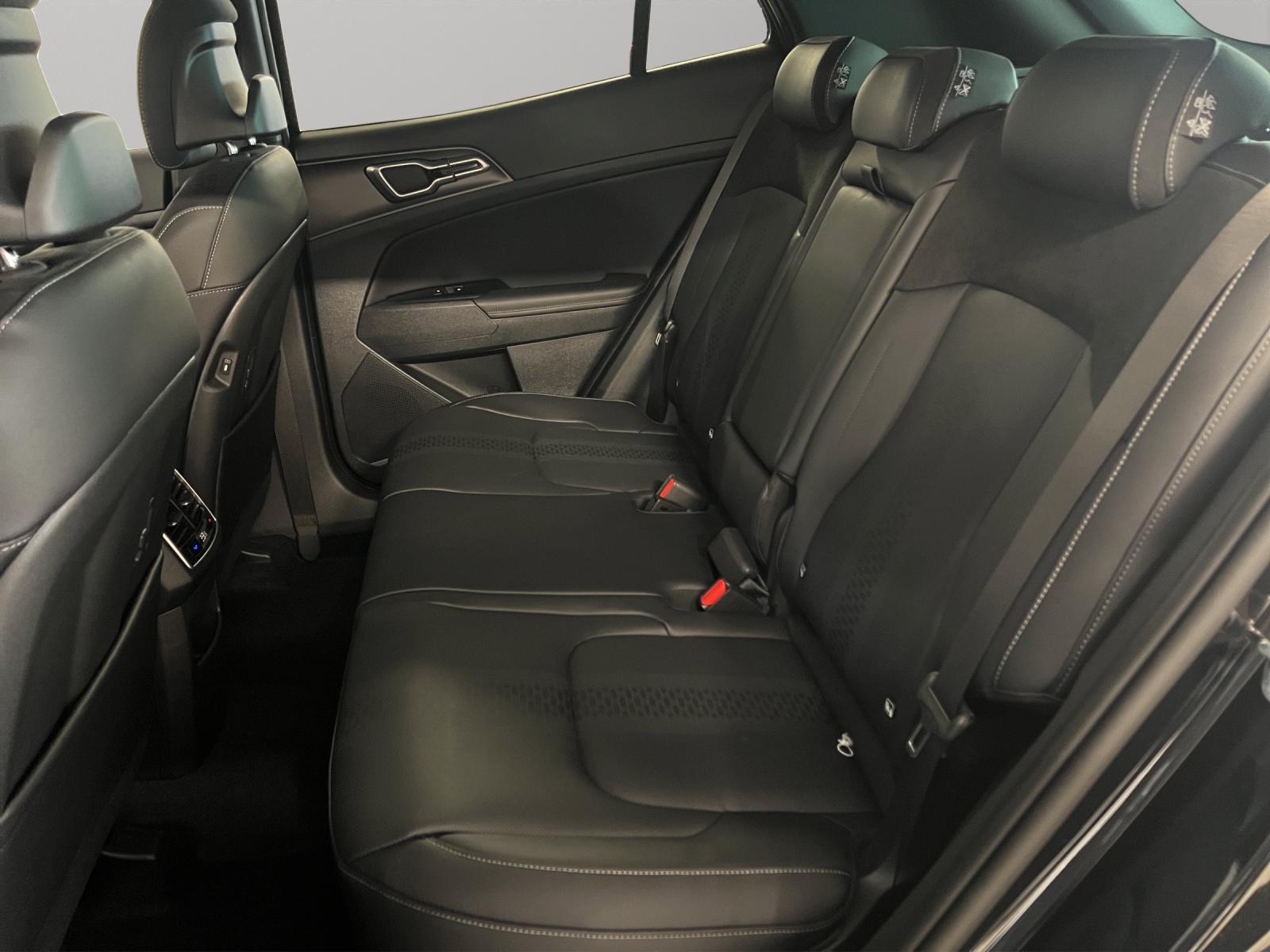KIA Sportage 1.6 T Hybrid Black Edition-image-10