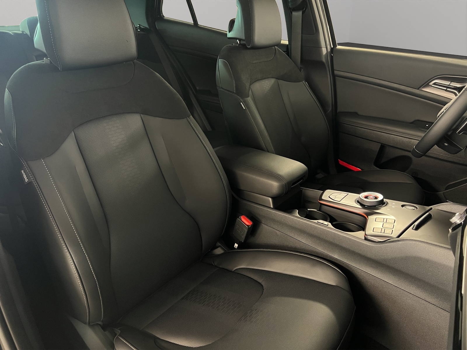 KIA Sportage 1.6 T Hybrid Black Edition-image-12