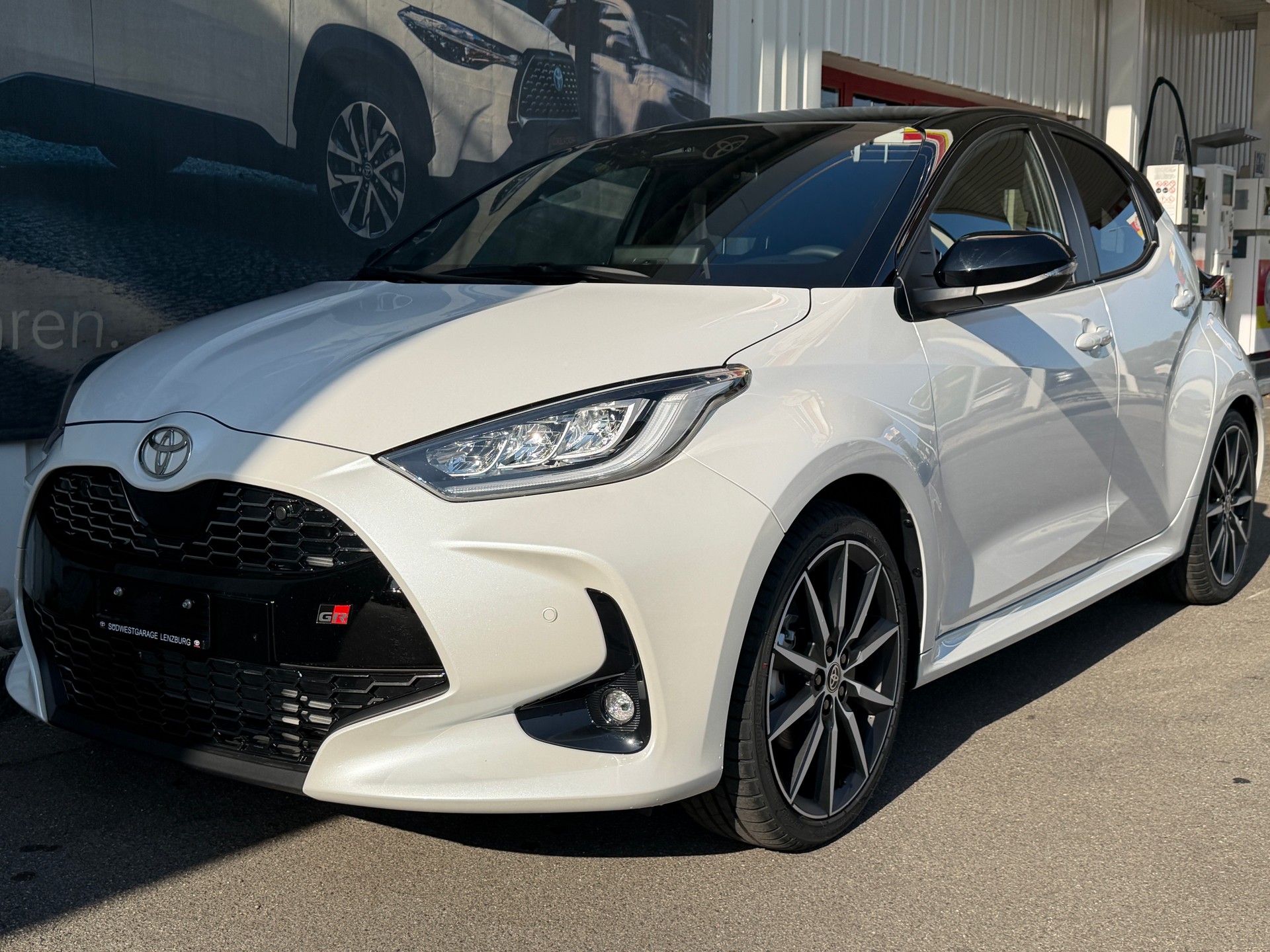 TOYOTA Yaris 1.5 GR Sport e-CVT-image-2