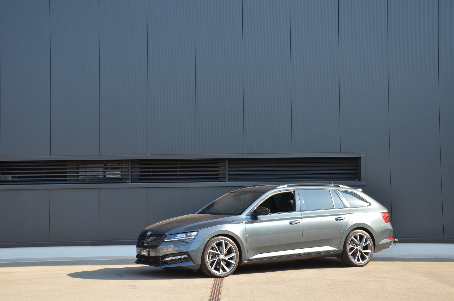 SKODA Superb Combi 2.0 TSI SportLine Plus 4x4 DSG-image-1