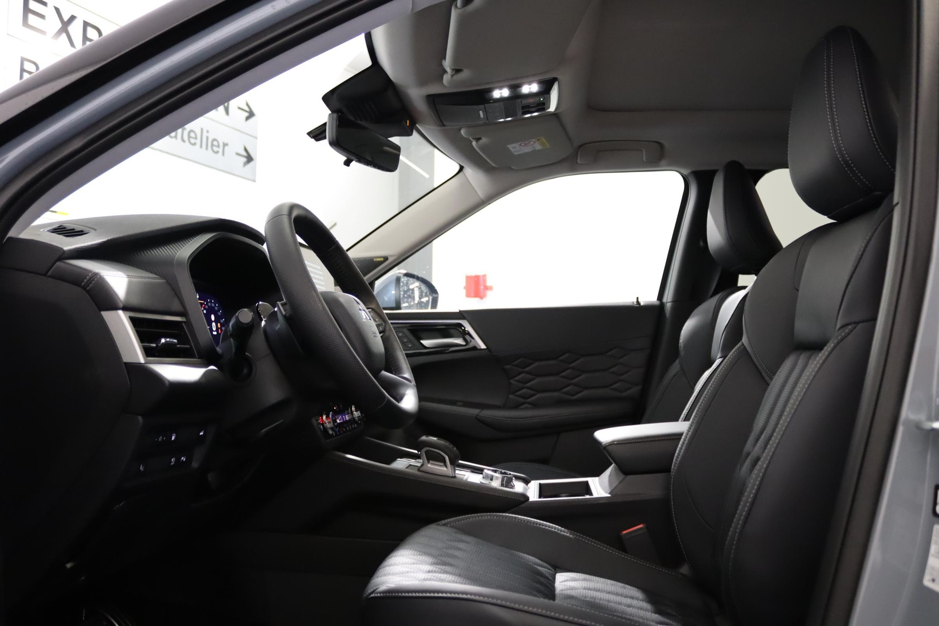 MITSUBISHI Outlander 2.4 PHEV Instyle 4x4-image-6