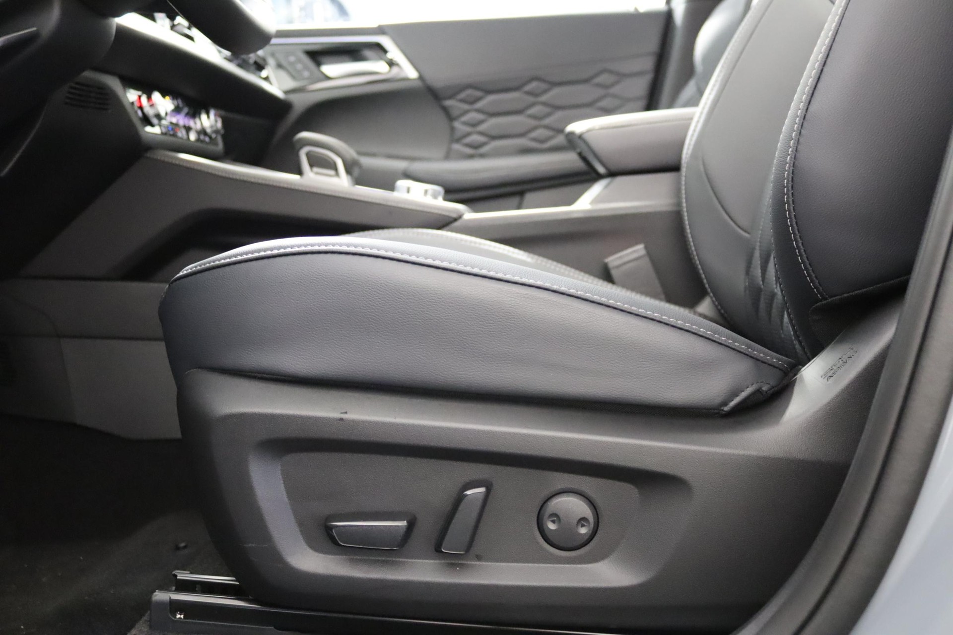 MITSUBISHI Outlander 2.4 PHEV Instyle 4x4-image-9