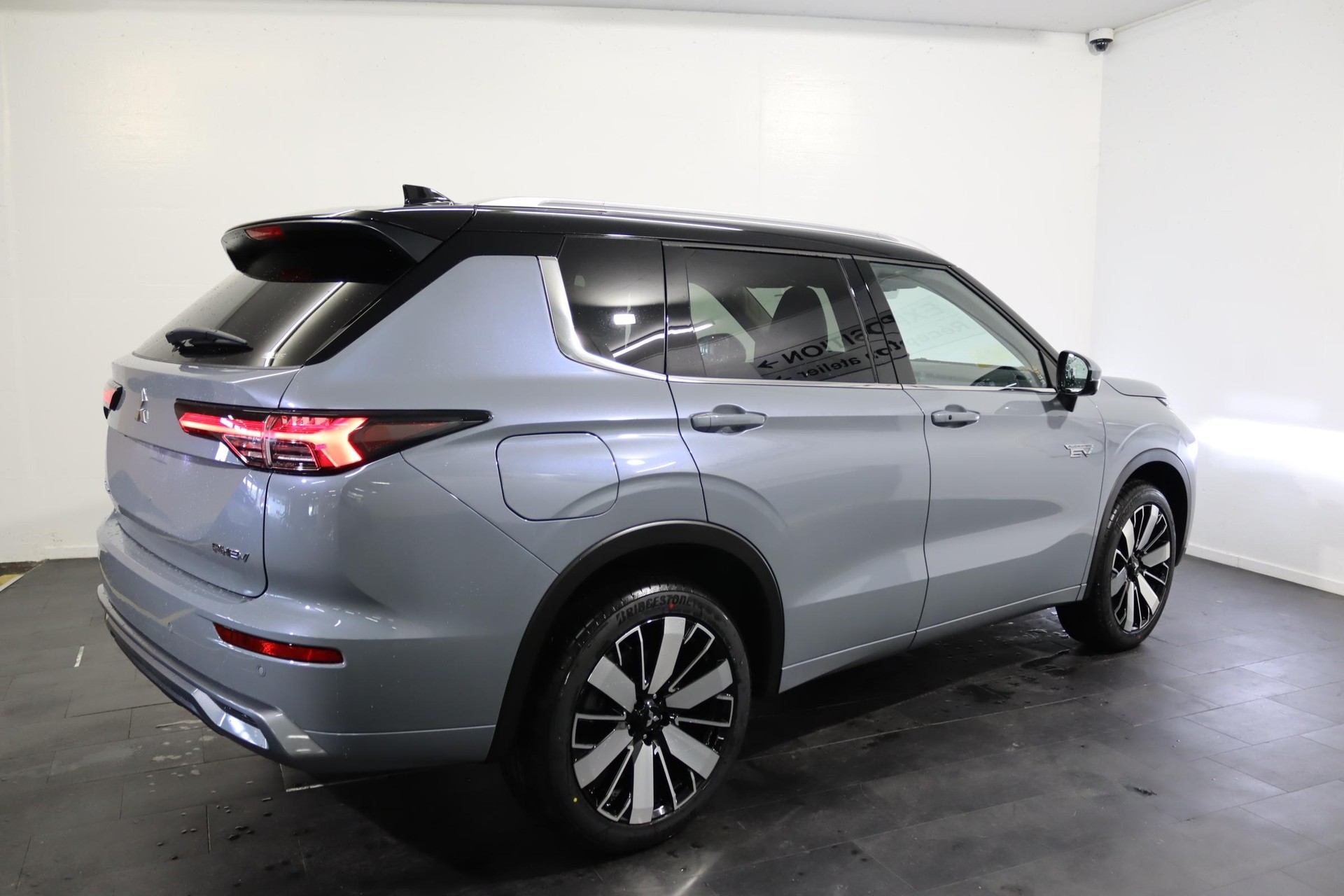 MITSUBISHI Outlander 2.4 PHEV Instyle 4x4-showroom-element-1