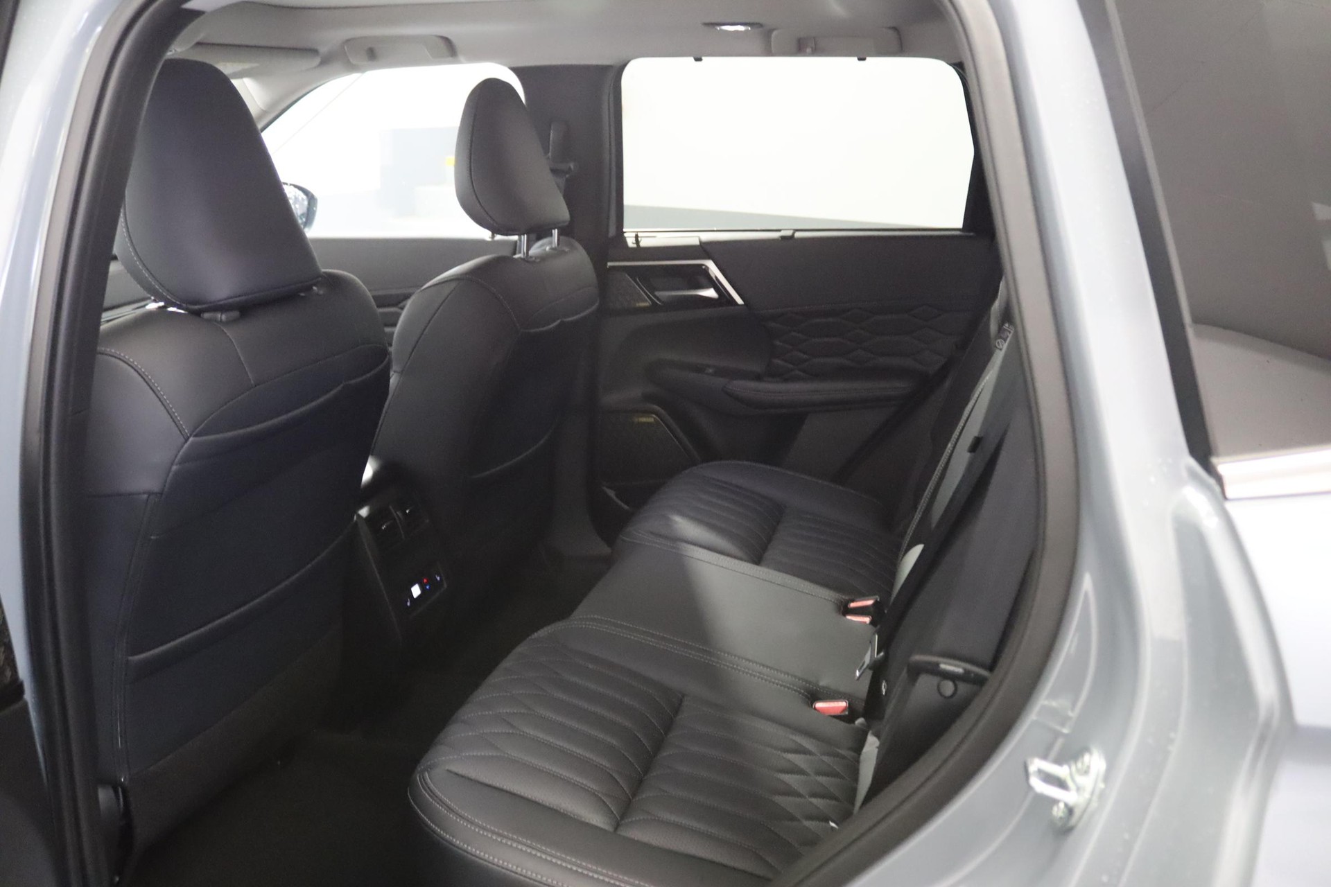 MITSUBISHI Outlander 2.4 PHEV Instyle 4x4-image-4