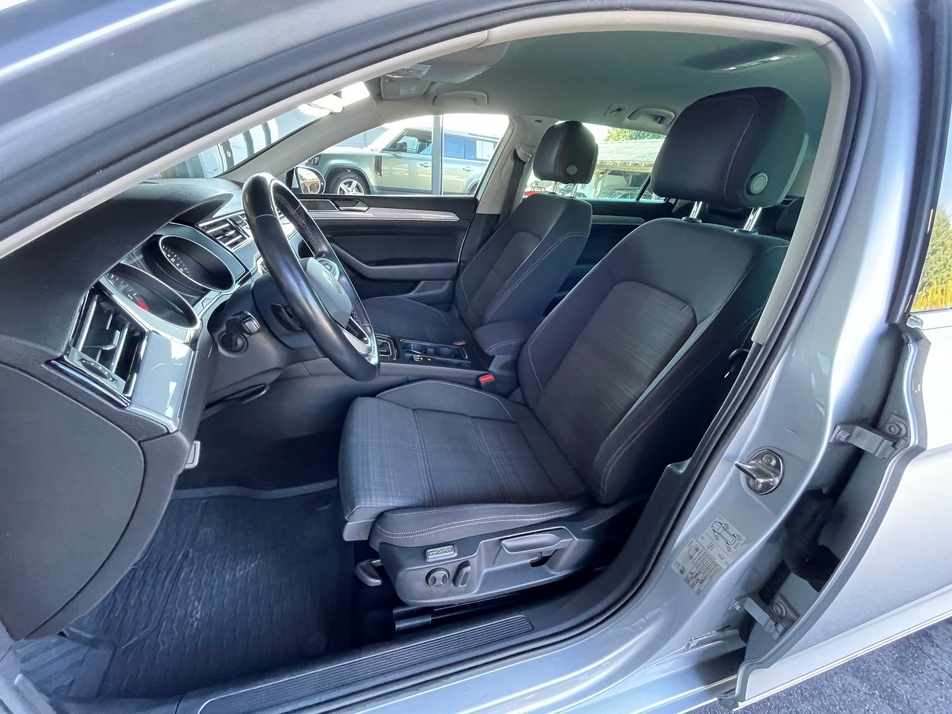 VW Passat 2.0 TDI BMT Business DSG-image-11