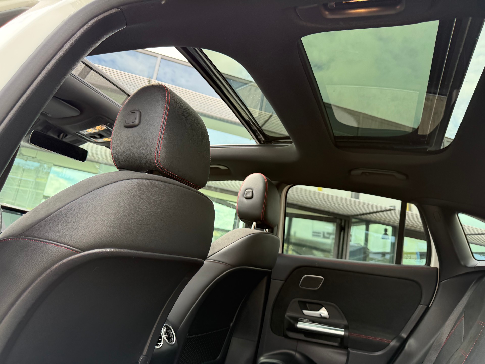 MERCEDES-BENZ EQA 250-image-18