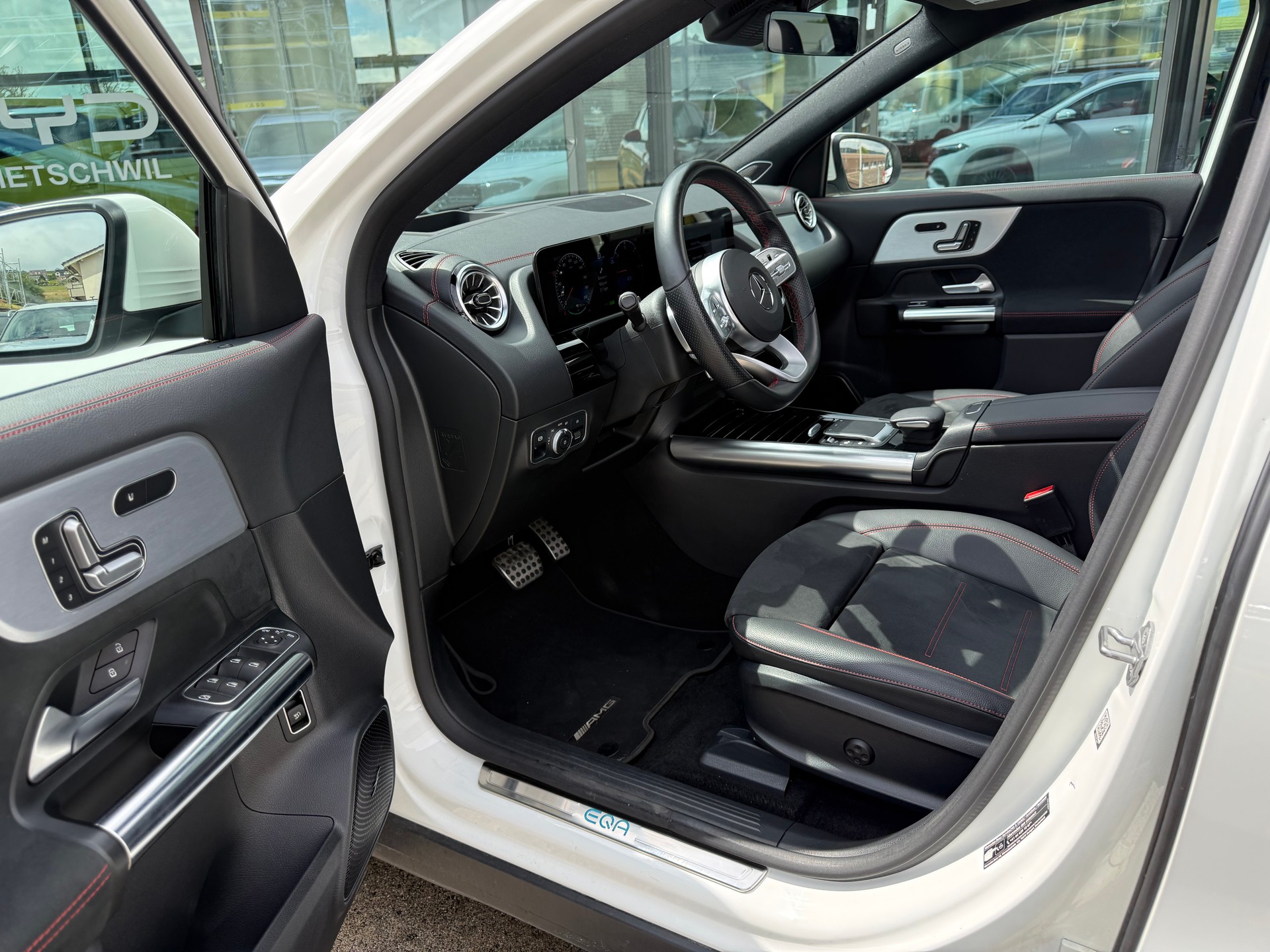 MERCEDES-BENZ EQA 250-image-9