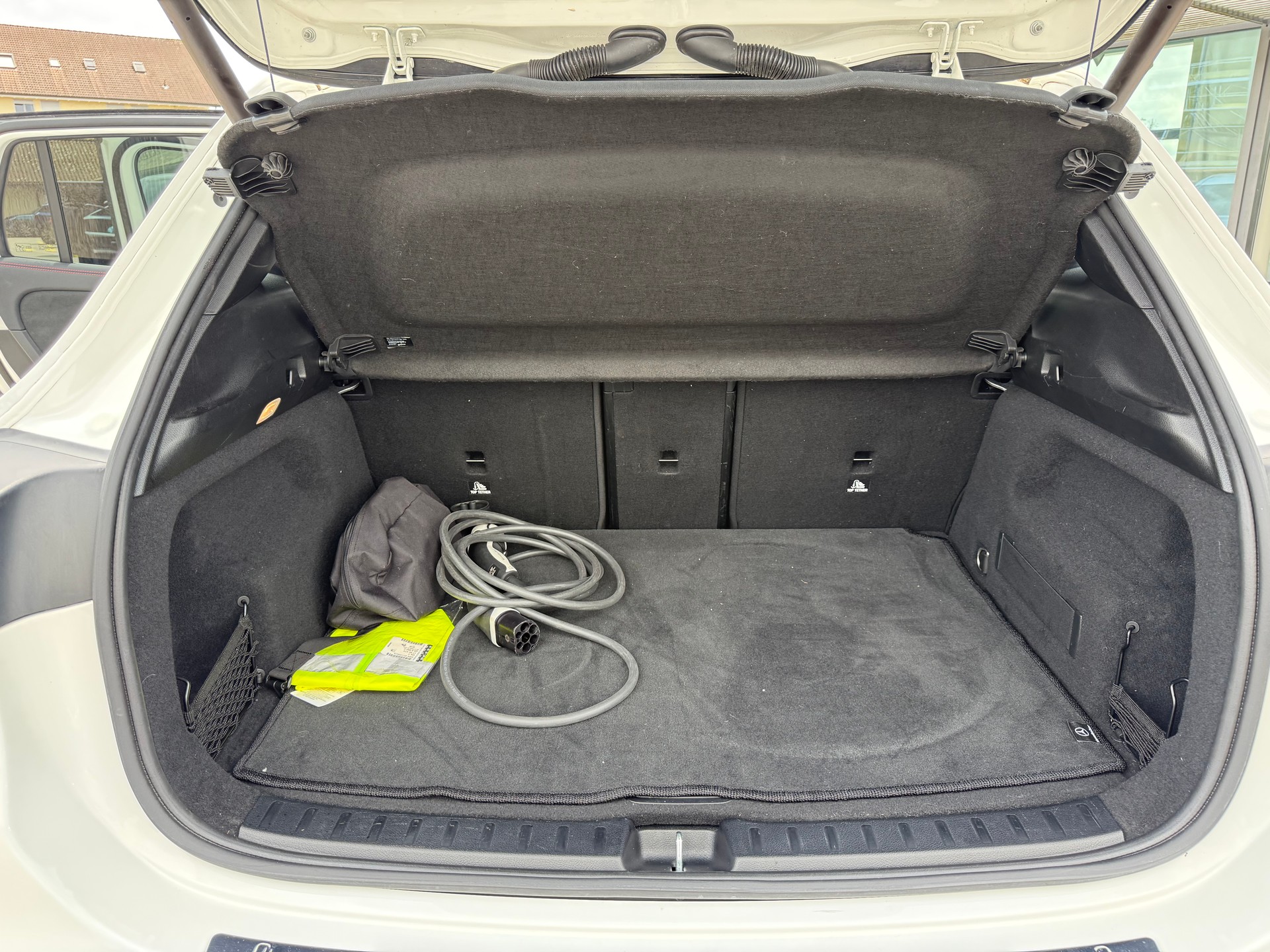 MERCEDES-BENZ EQA 250-image-19