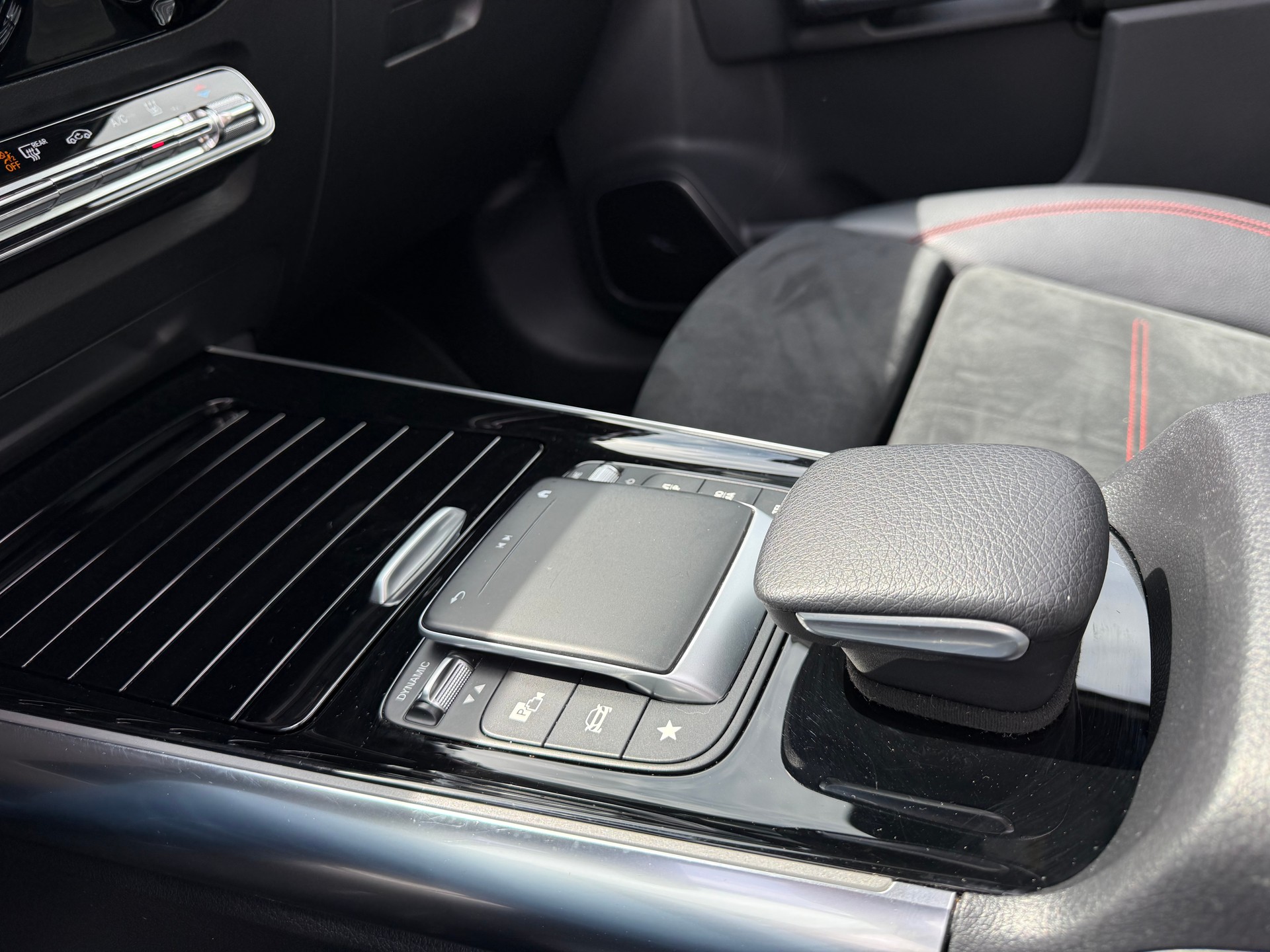 MERCEDES-BENZ EQA 250-image-15