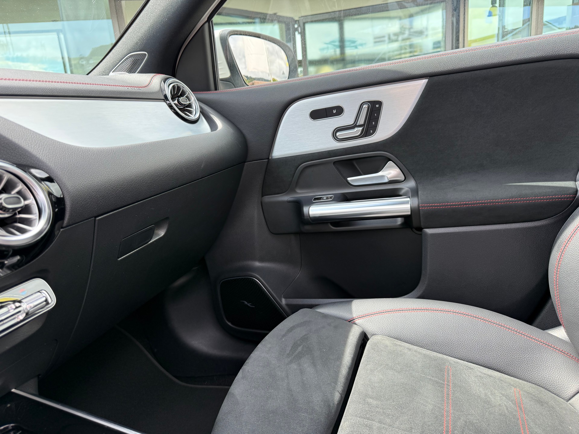 MERCEDES-BENZ EQA 250-image-16