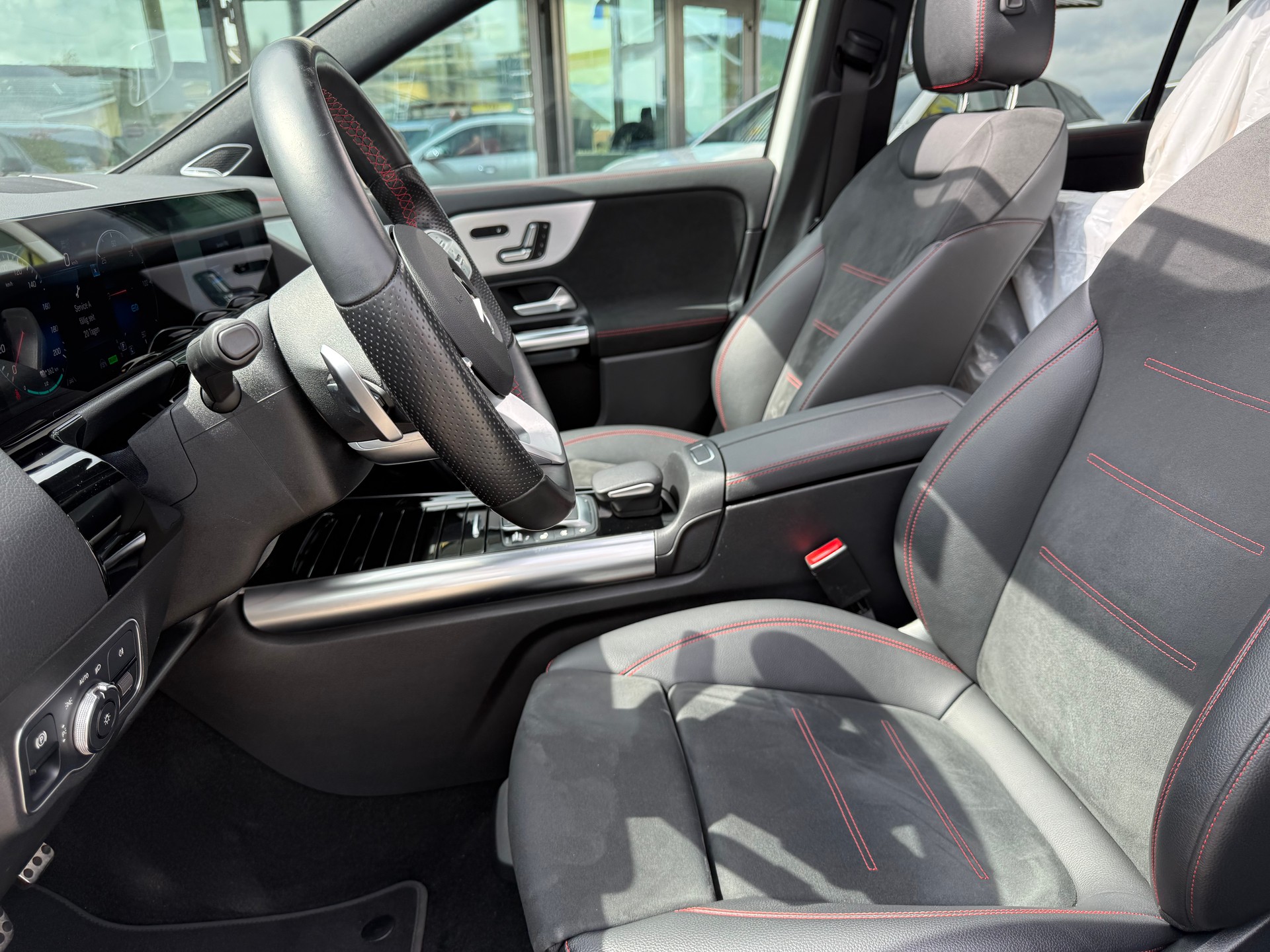 MERCEDES-BENZ EQA 250-image-11