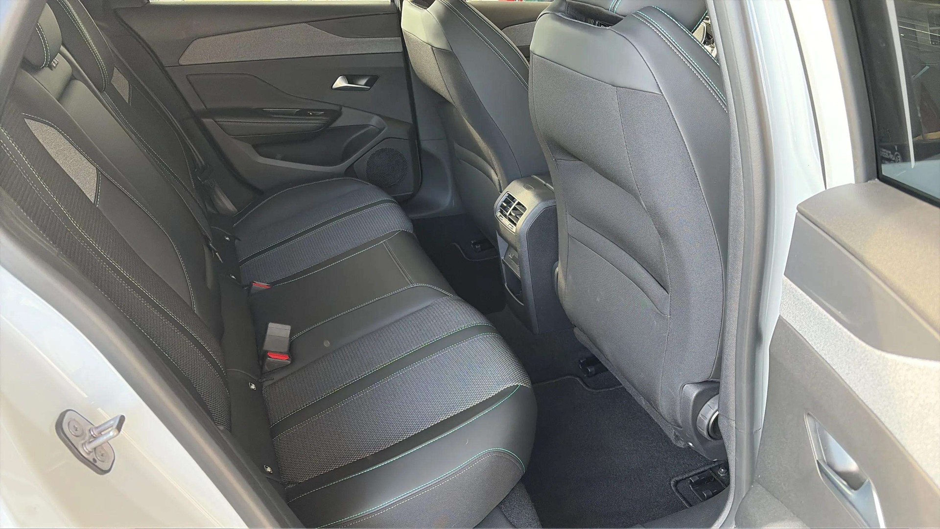 PEUGEOT 308 SW 1.5 BlueHDI Allure EAT8 mit AHK-image-13