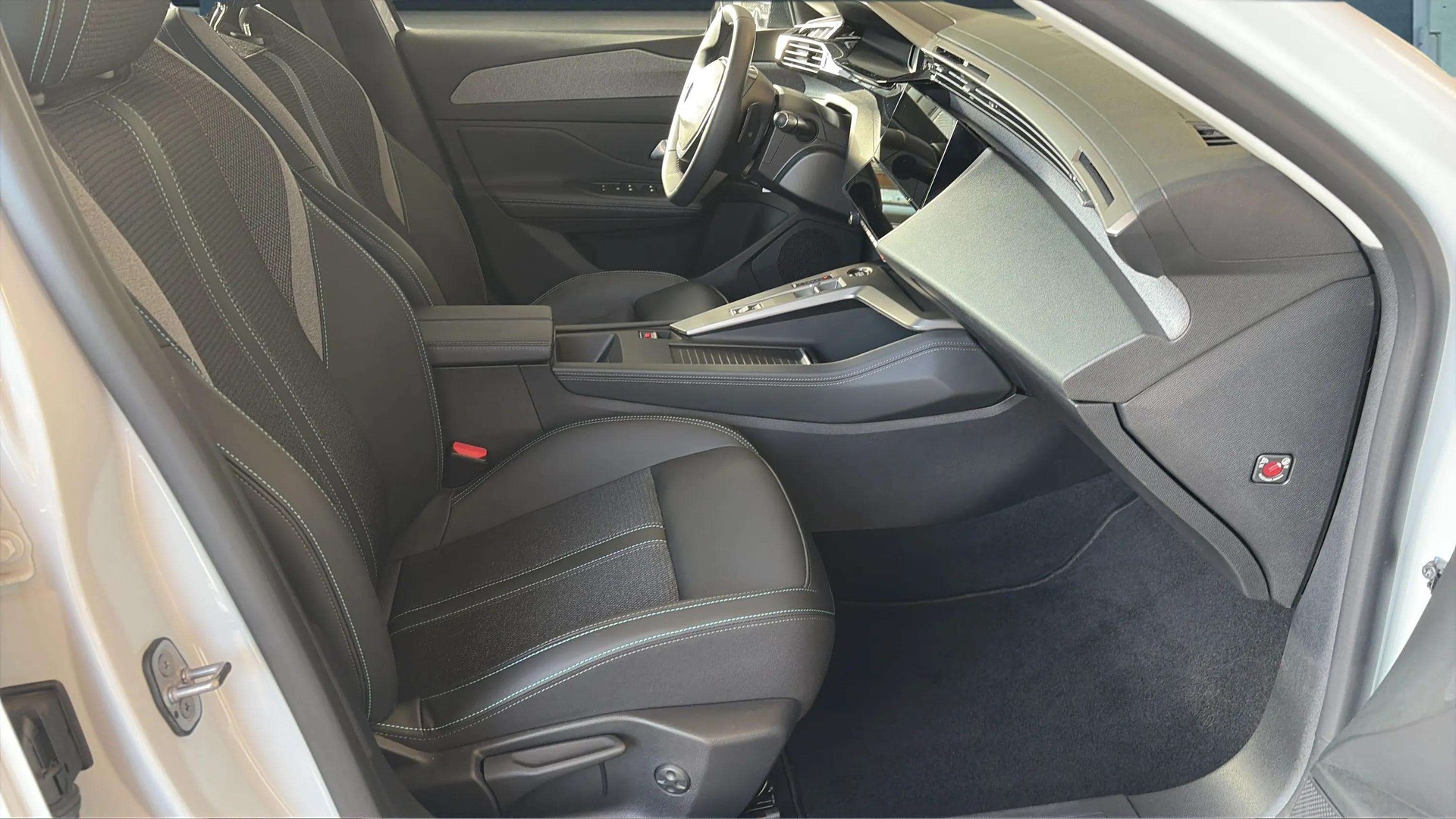 PEUGEOT 308 SW 1.5 BlueHDI Allure EAT8 mit AHK-image-11