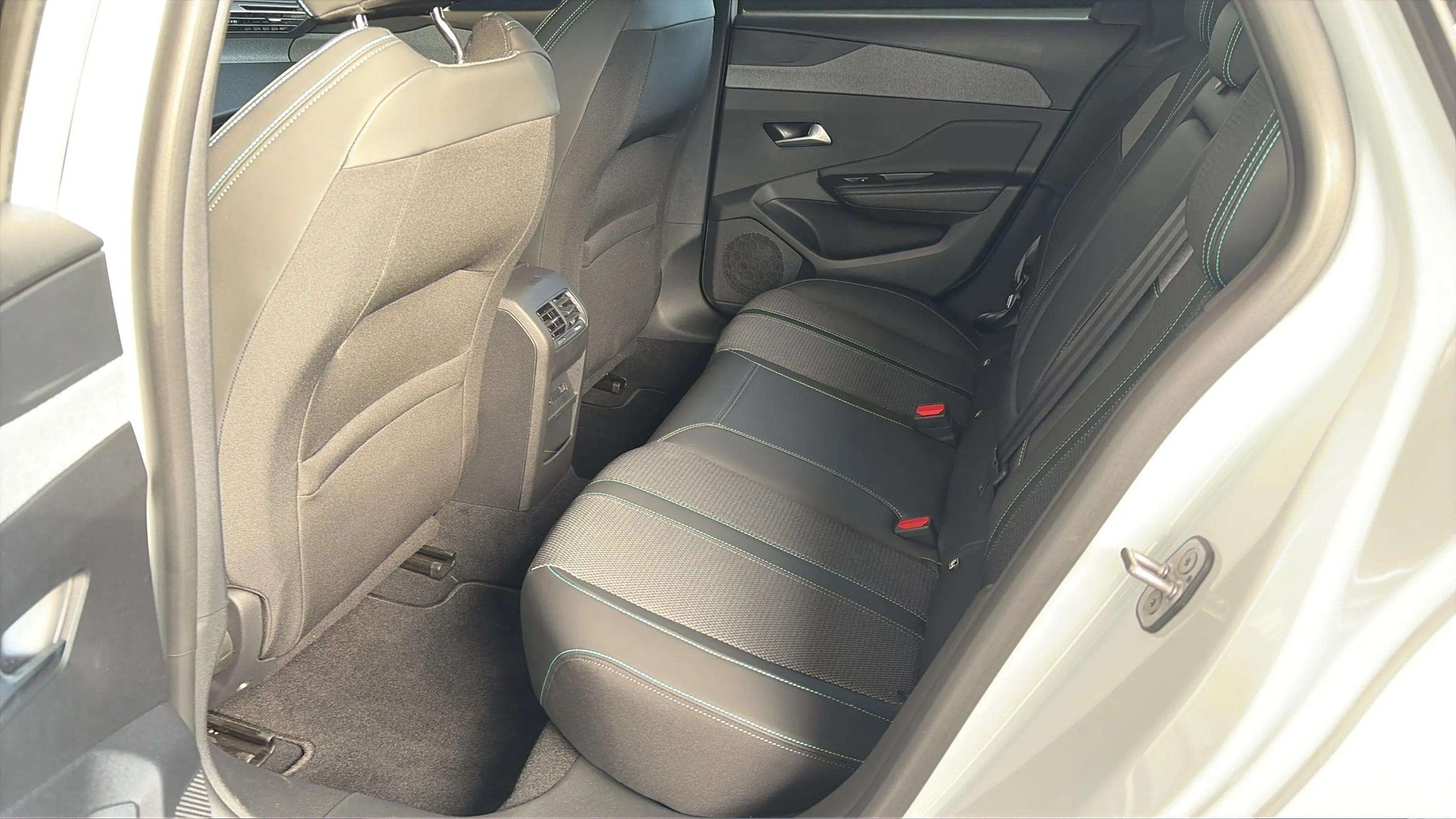 PEUGEOT 308 SW 1.5 BlueHDI Allure EAT8 mit AHK-image-12