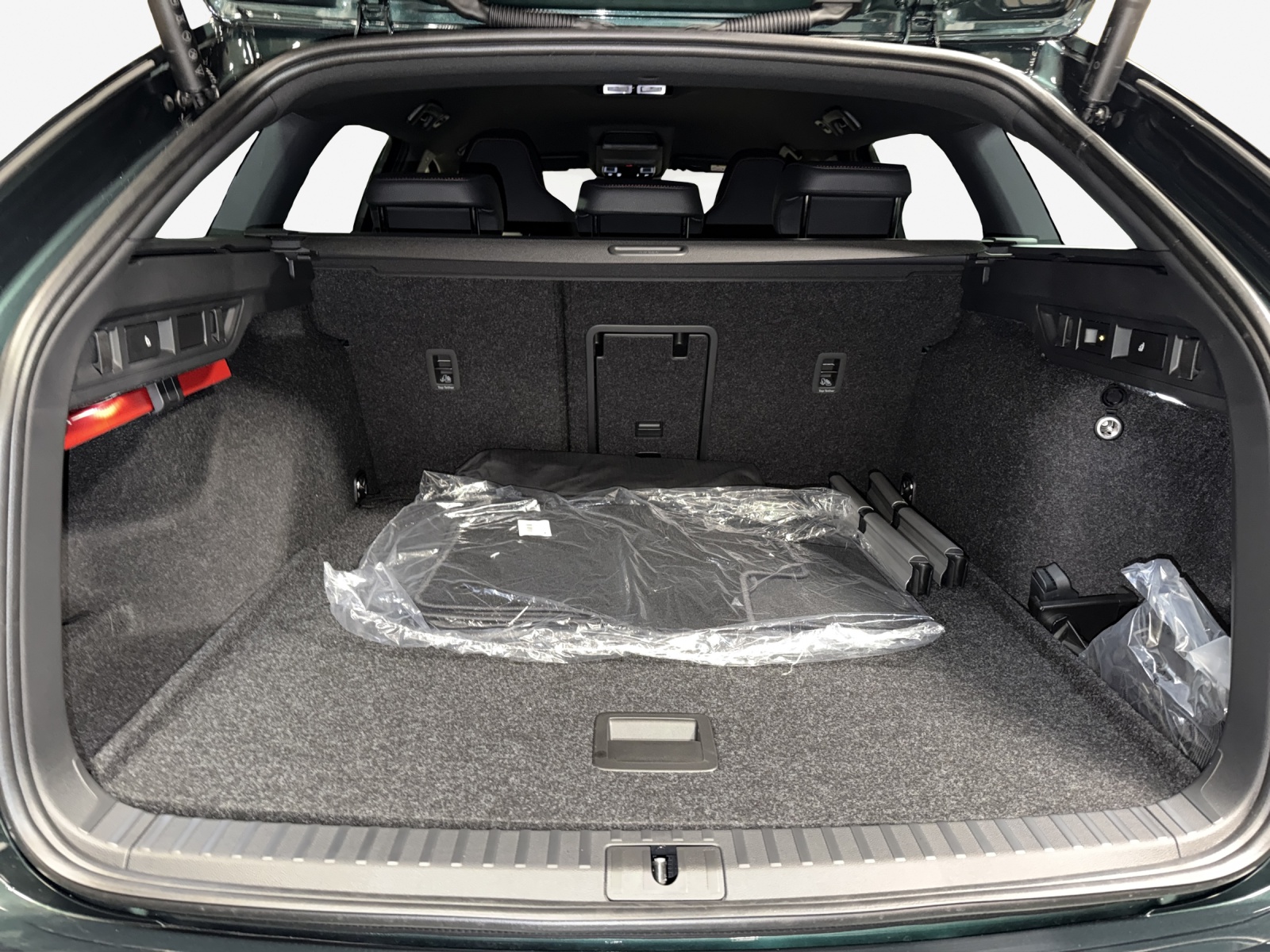 SKODA Octavia Combi 2.0 TSI DSG RS 30 Years Edition-image-12