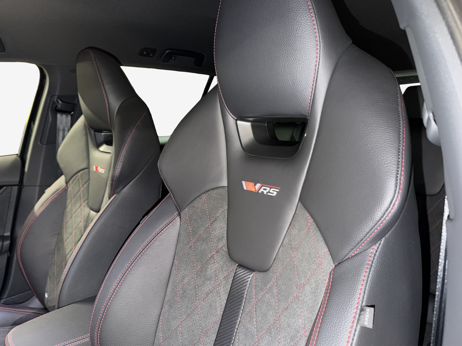 SKODA Octavia Combi 2.0 TSI DSG RS 30 Years Edition-image-15