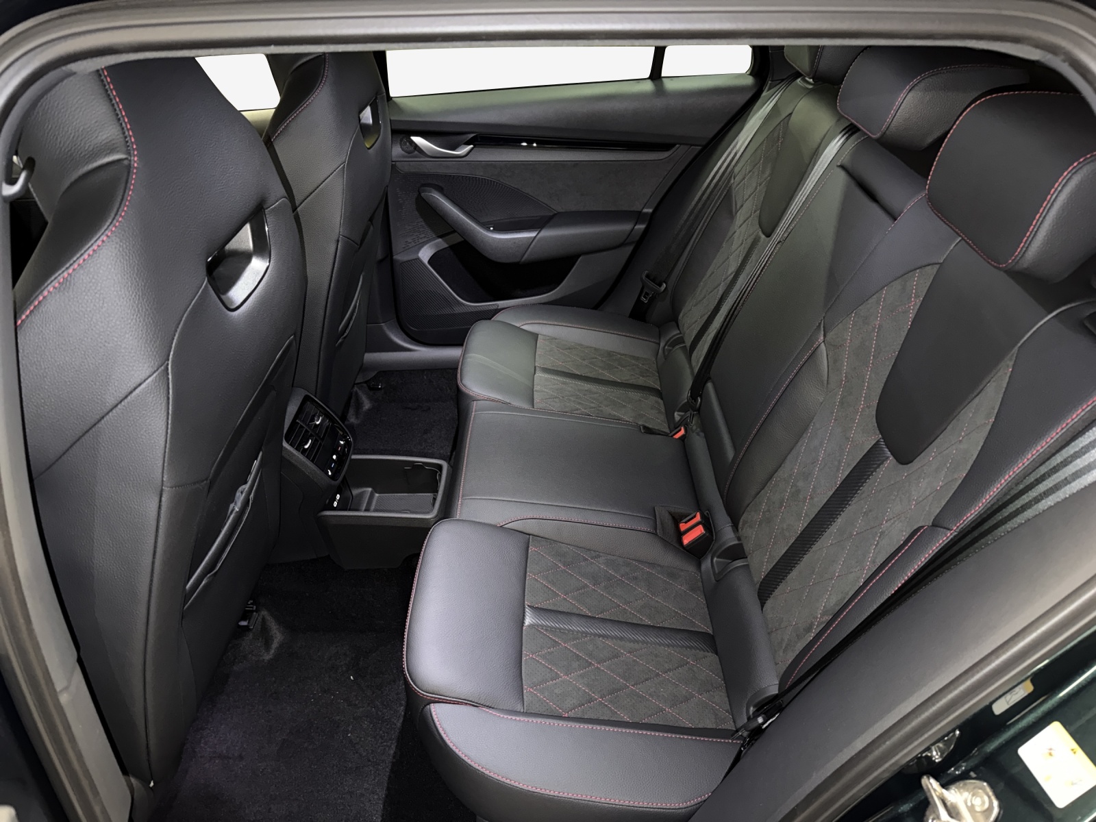 SKODA Octavia Combi 2.0 TSI DSG RS 30 Years Edition-image-11