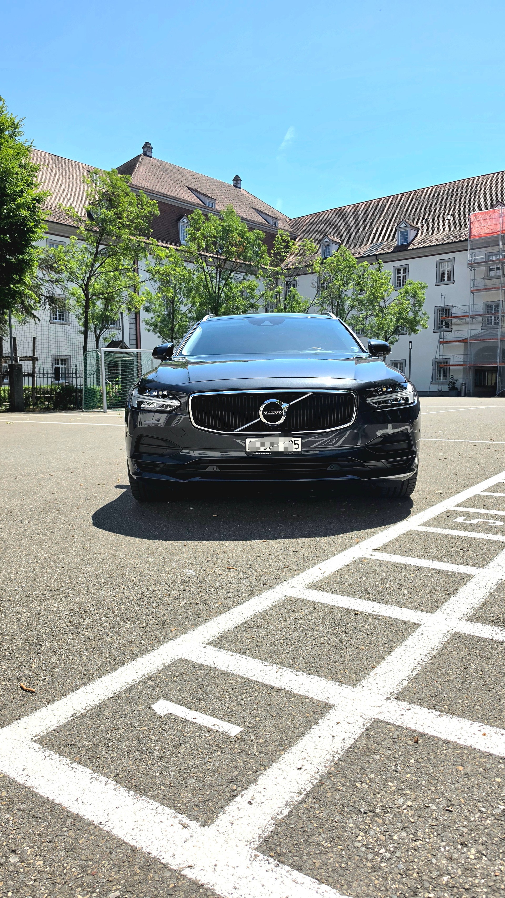VOLVO D4 Momentum-image-2
