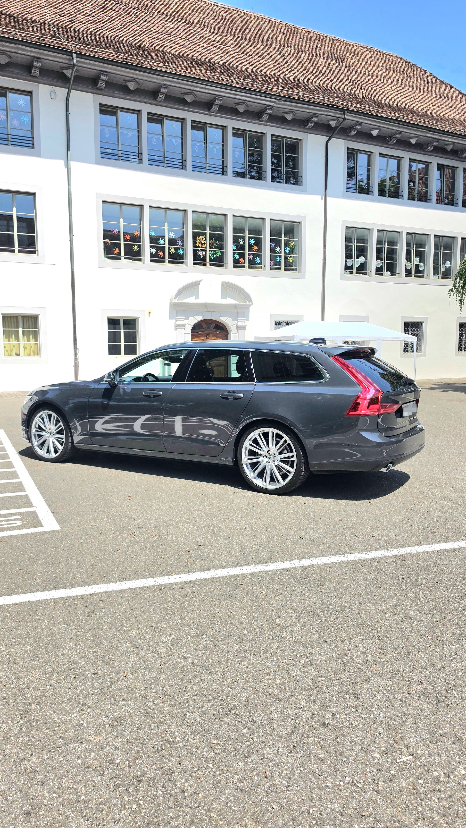 VOLVO D4 Momentum-image-0